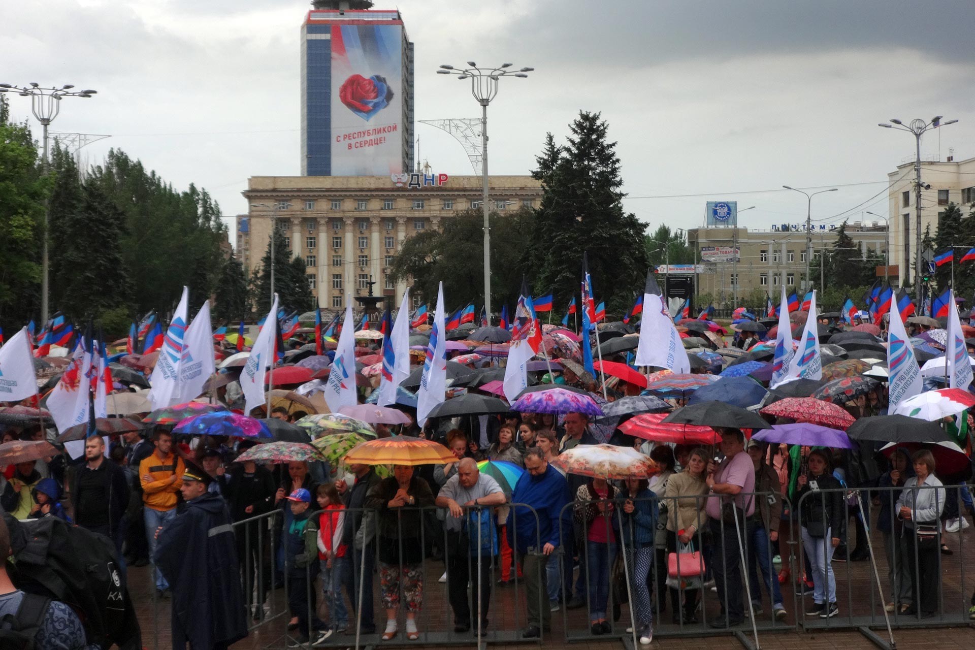 Ukrayna güçlerinin Donetsk’e saldırısında hayatını kaybedenler, 5. yılda anıldı