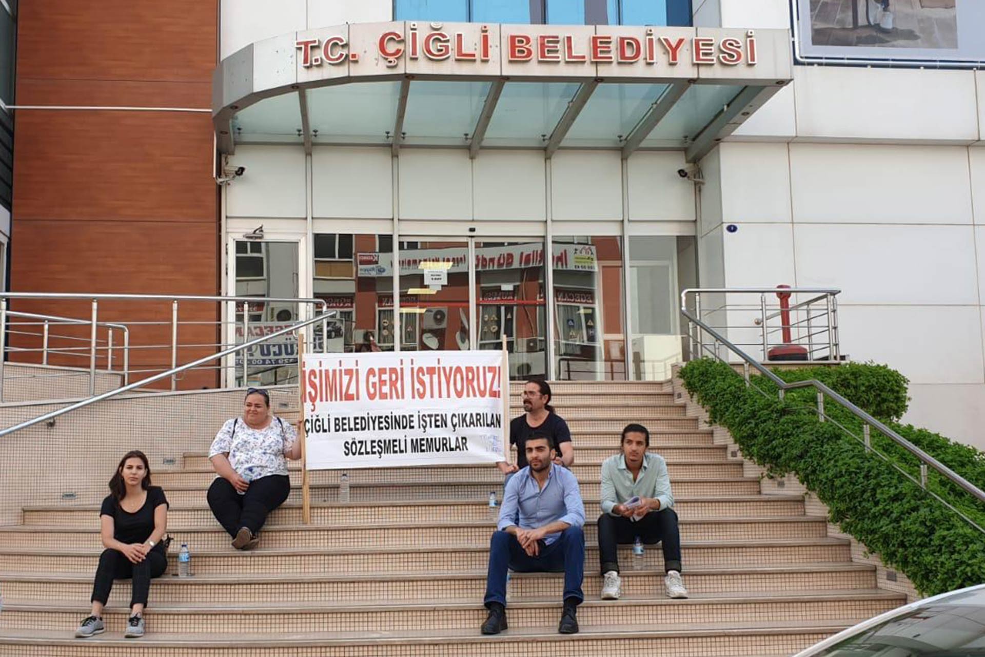 Çiğli Belediyesinden işten çıkarılan işçiler dayanışma çağrısı yaptı