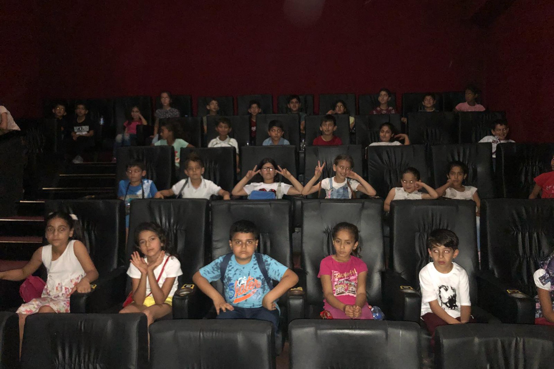 Adana'da köy okulu öğrencileri ilk kez sinemada film izledi
