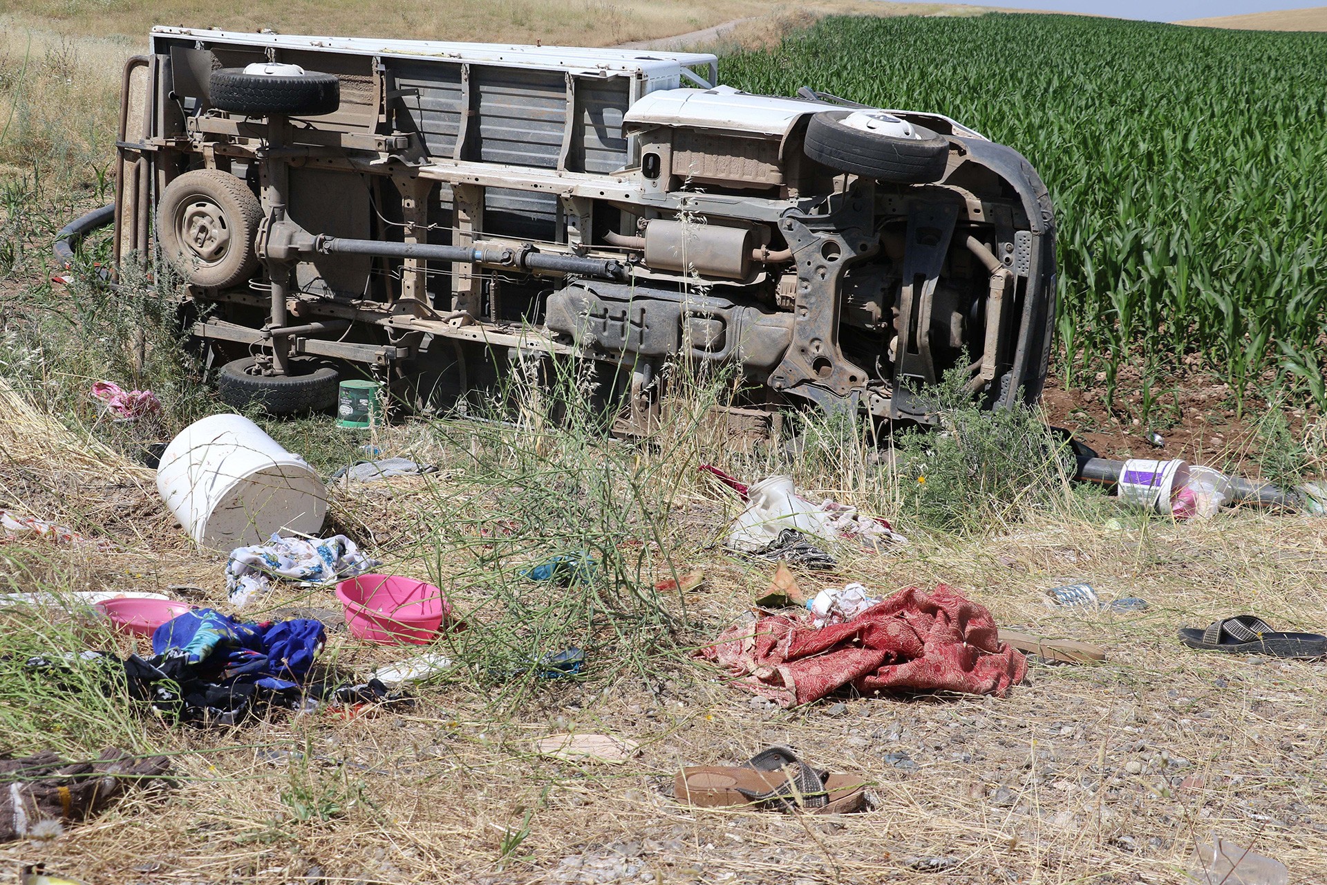 Tarım işçilerini taşıyan pikap devrildi: 1 çocuk işçi öldü, 34 yaralı