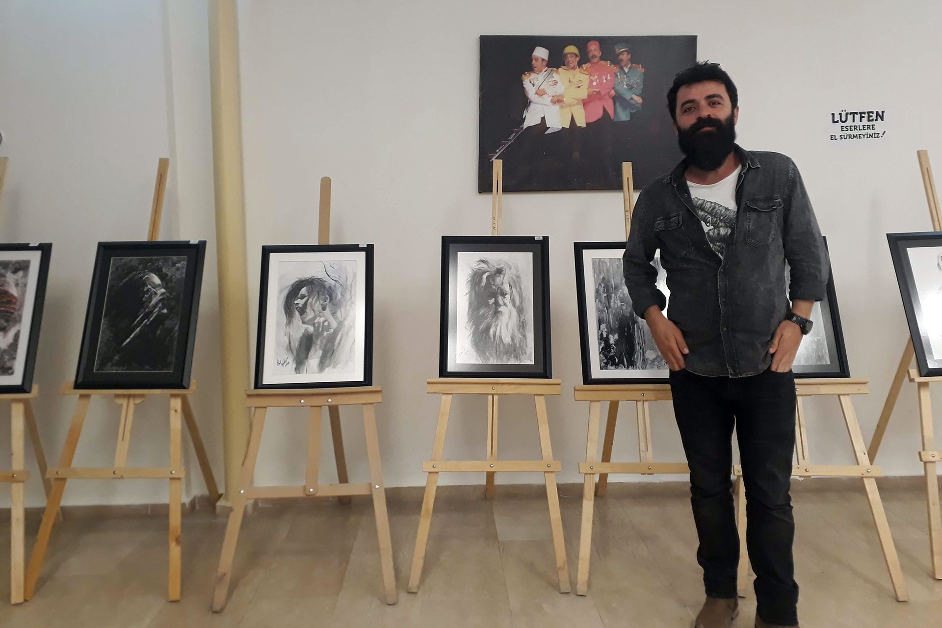 Ressam Necat Karakaya: Bir tablo için bin adet kağıttan mürekkep söktüm