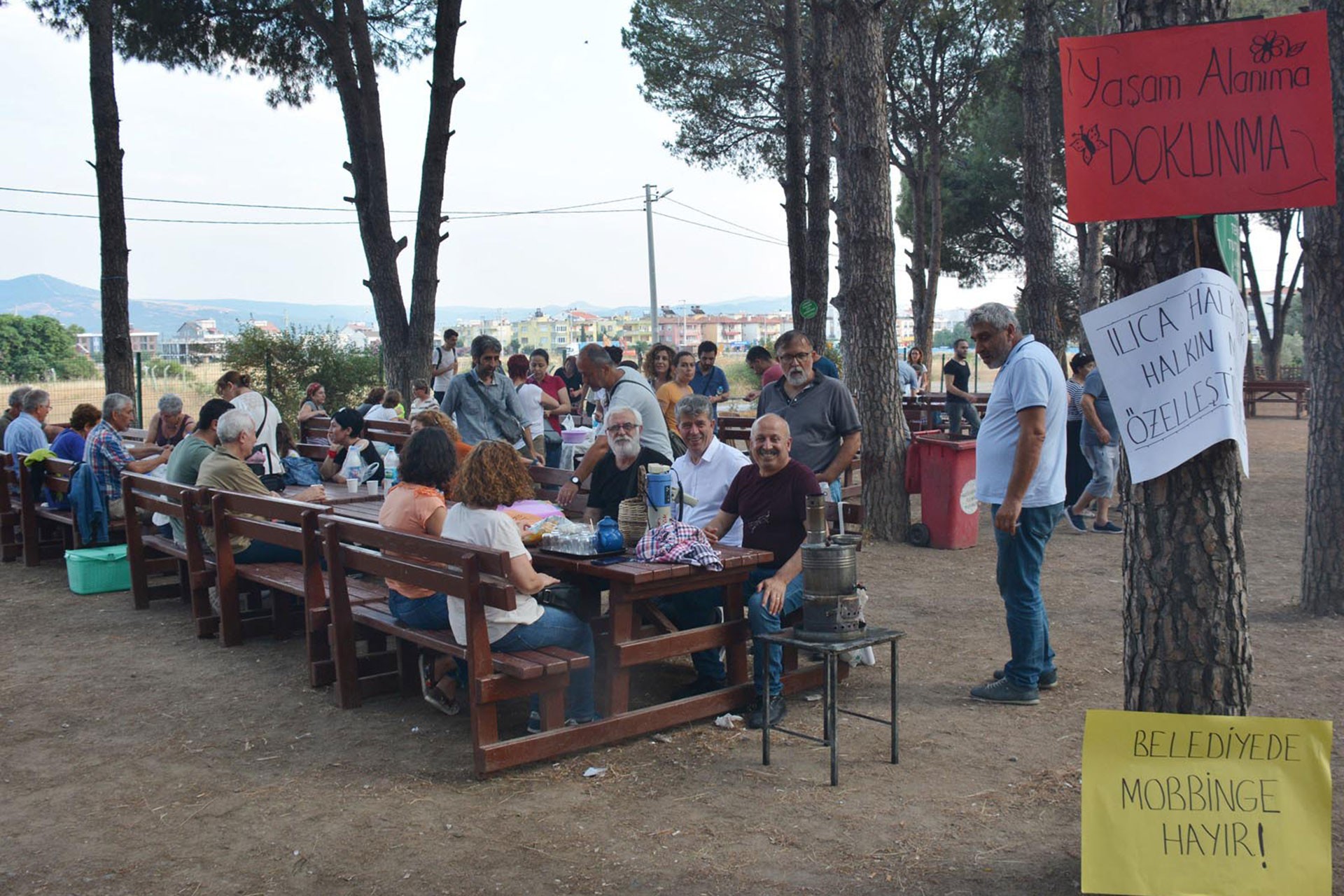 Bergama'daki alkol yasağına piknikli protesto: Yasak değil hizmet istiyoruz