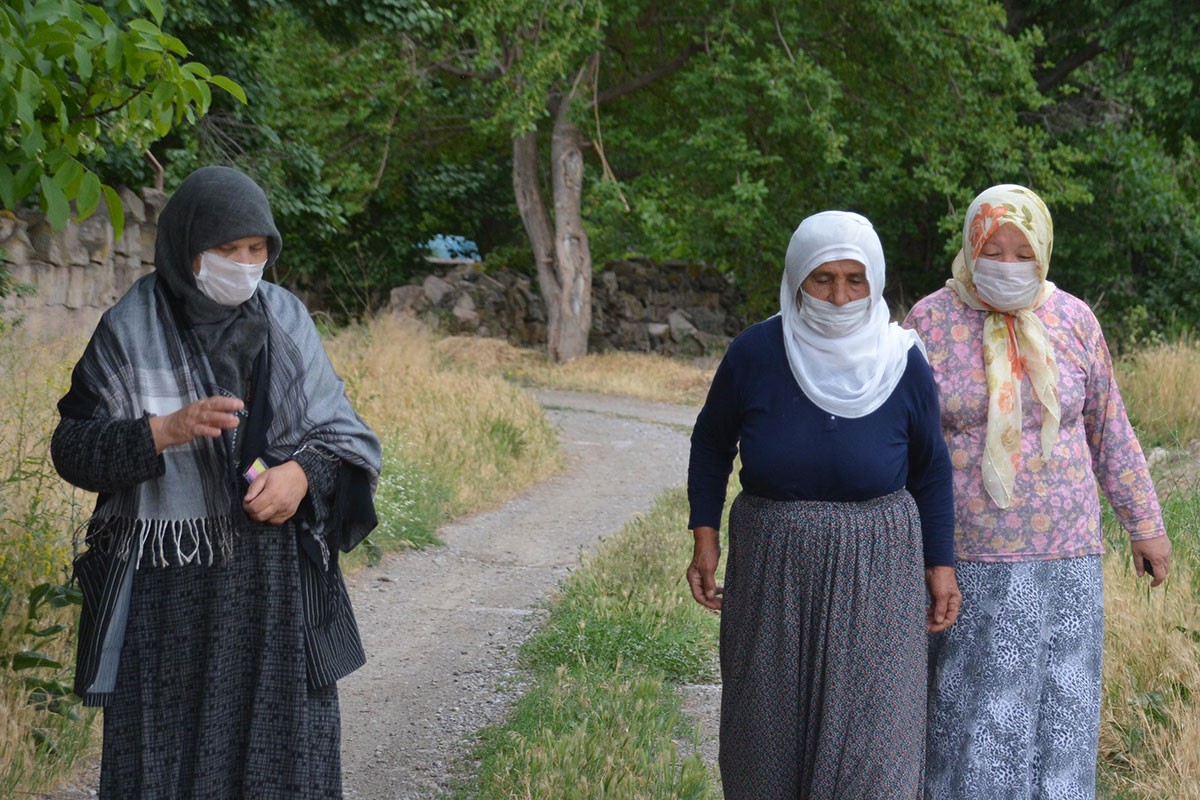 Mahalleli, enerji santralinin dumanları yüzünden maskeyle geziyor