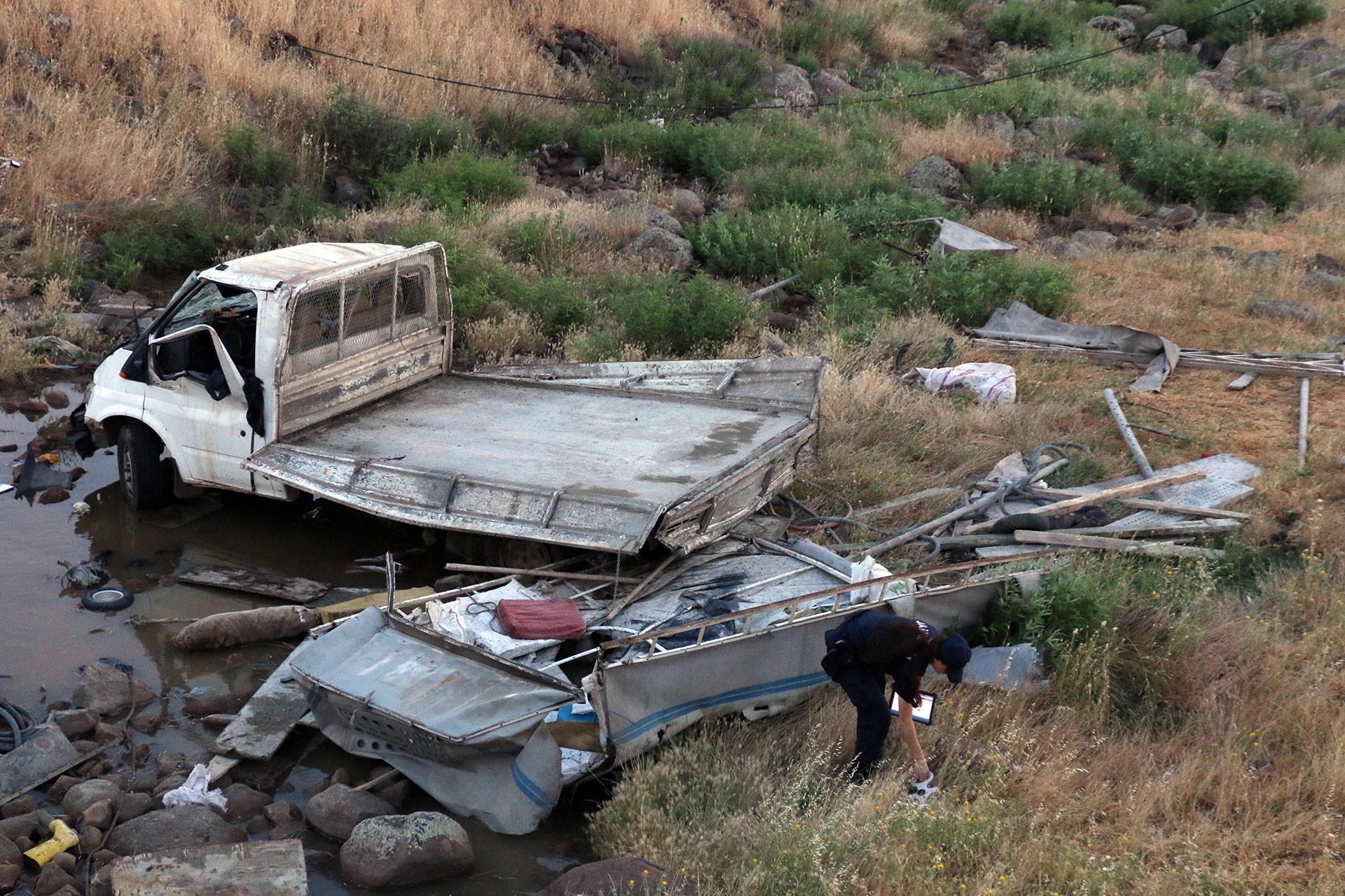 Urfa'da işçileri taşıyan kamyonet devrildi: 6 işçi yaralandı