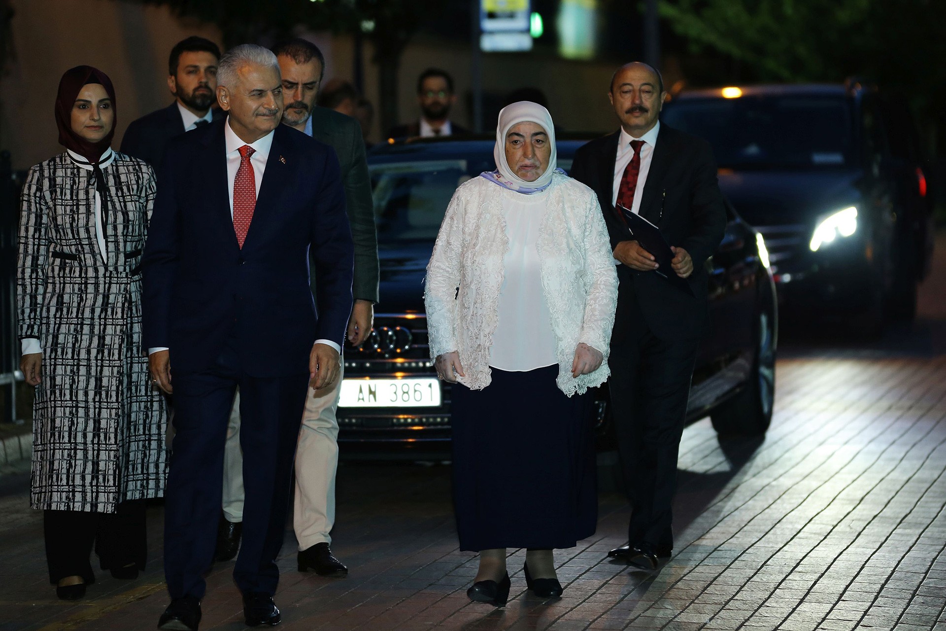 Binali Yıldırım, seçim çalışmalarında devletin kiraladığı aracı kullanıyor