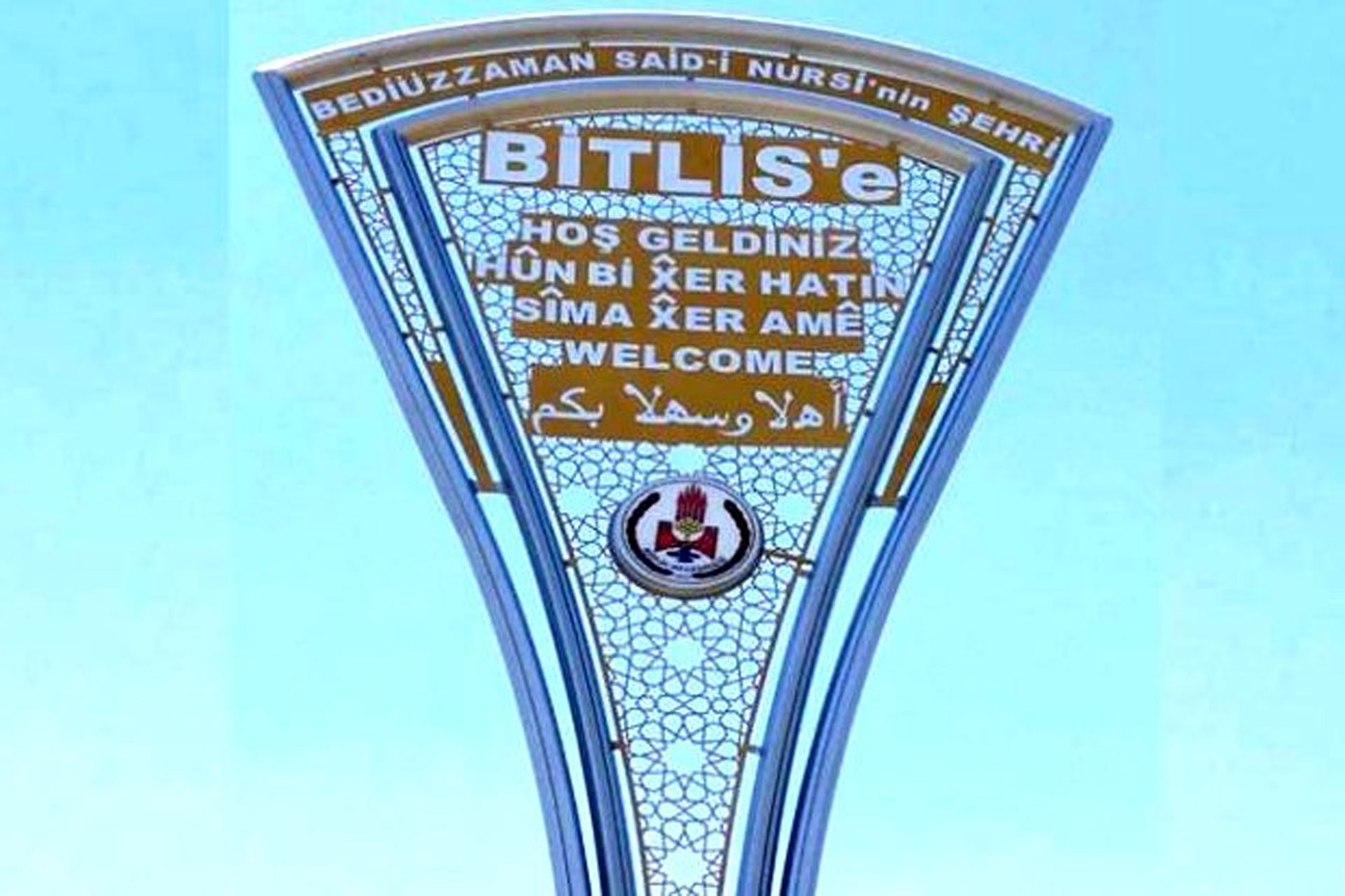 Bitlis'te AKP'li belediye indirdiği Kürtçe tabelayı hatalı olarak geri astı