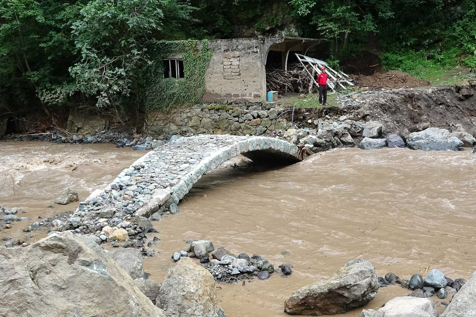 Araklı'daki selde sadece tarihi kemer köprü ayakta kaldı