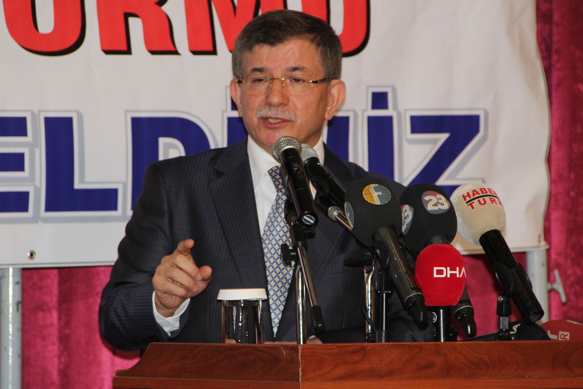 Davutoğlu, 7 Haziran sonrasındaki sürece dair defterleri açmakla 'tehdit' etti