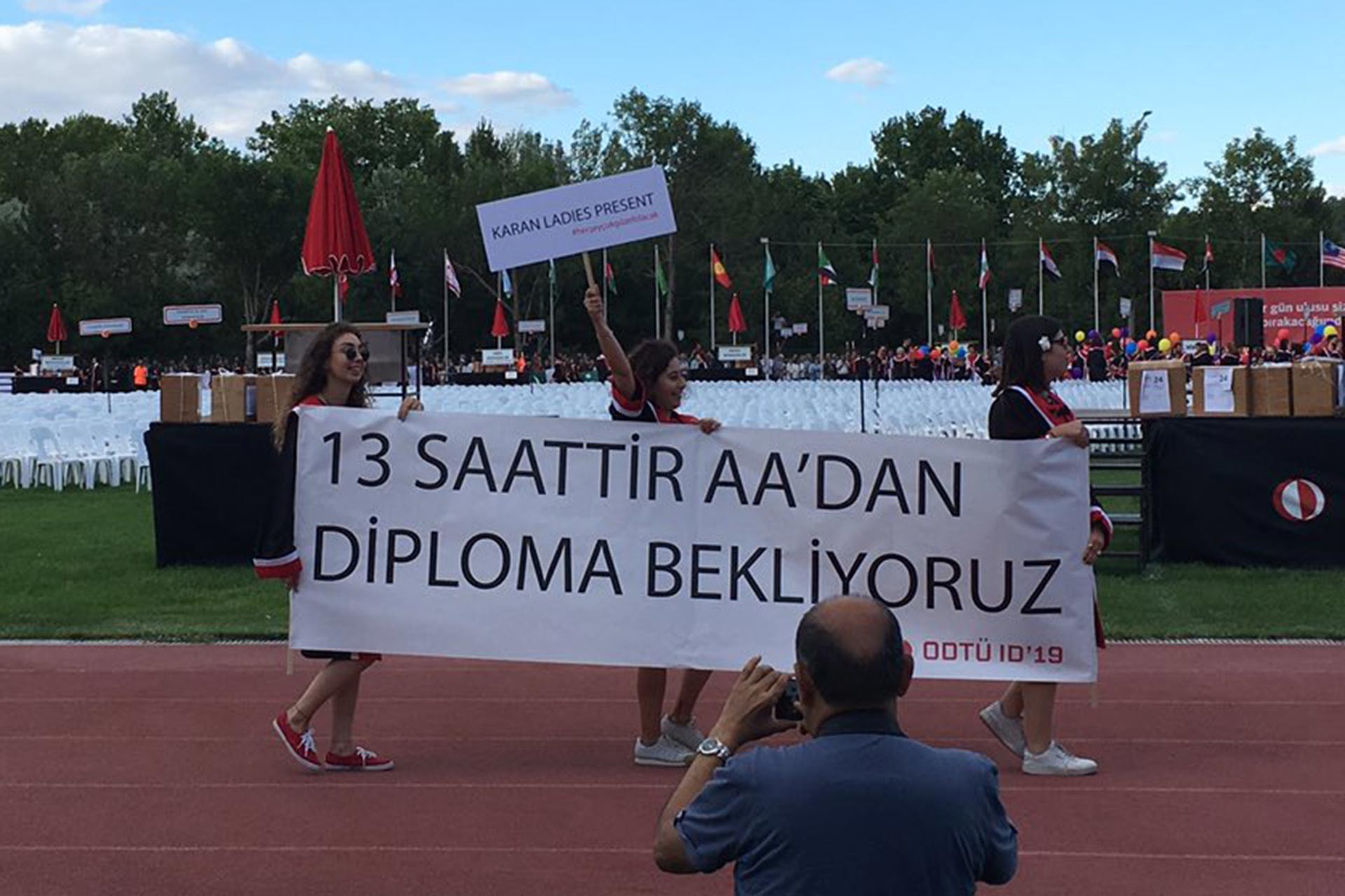 ODTÜ mezuniyet törenine yine öğrencilerin pankartları damga vurdu