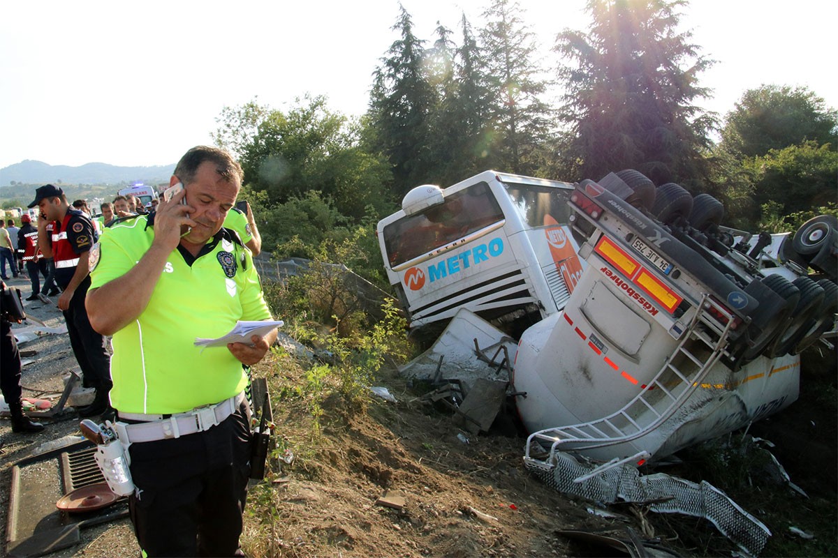 Düzce'de zincirleme trafik kazası: 1 ölü, 5 yaralı