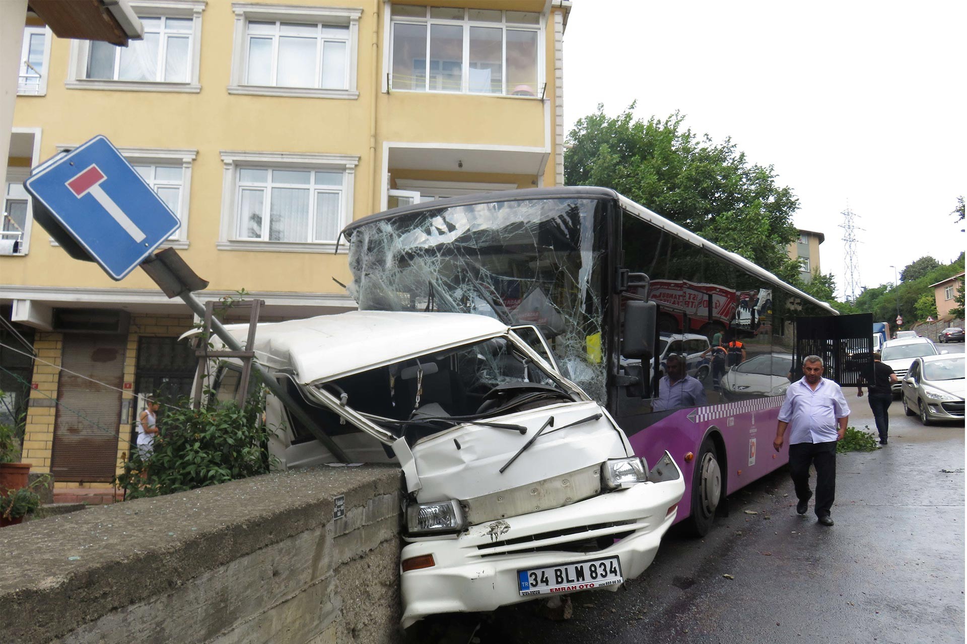 Üsküdar’da özel halk otobüsüyle minibüs çarpıştı: 4 yaralı