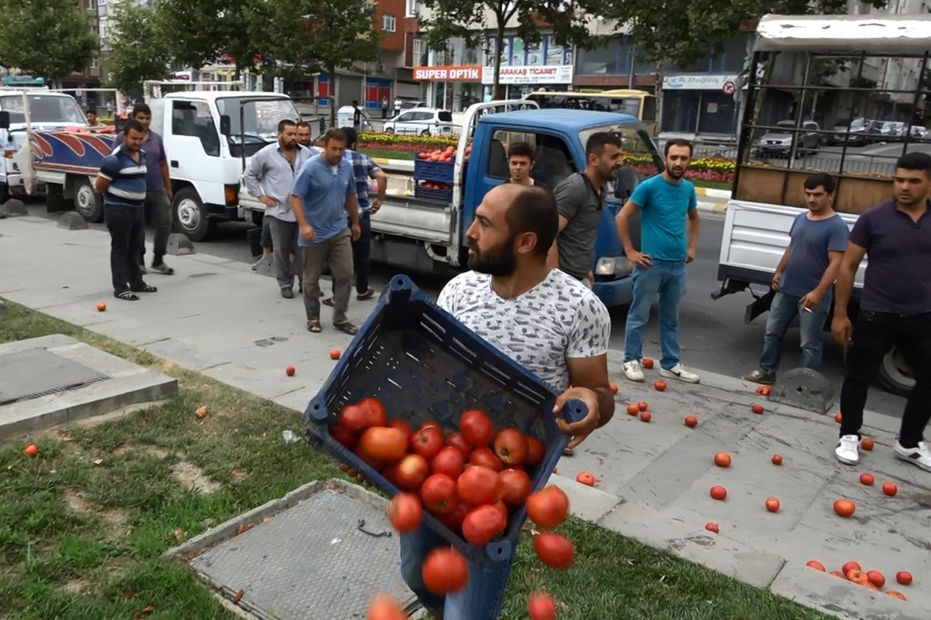 Seyyar satıcılar Sultangazi Belediyesi önünde cezalara isyan etti