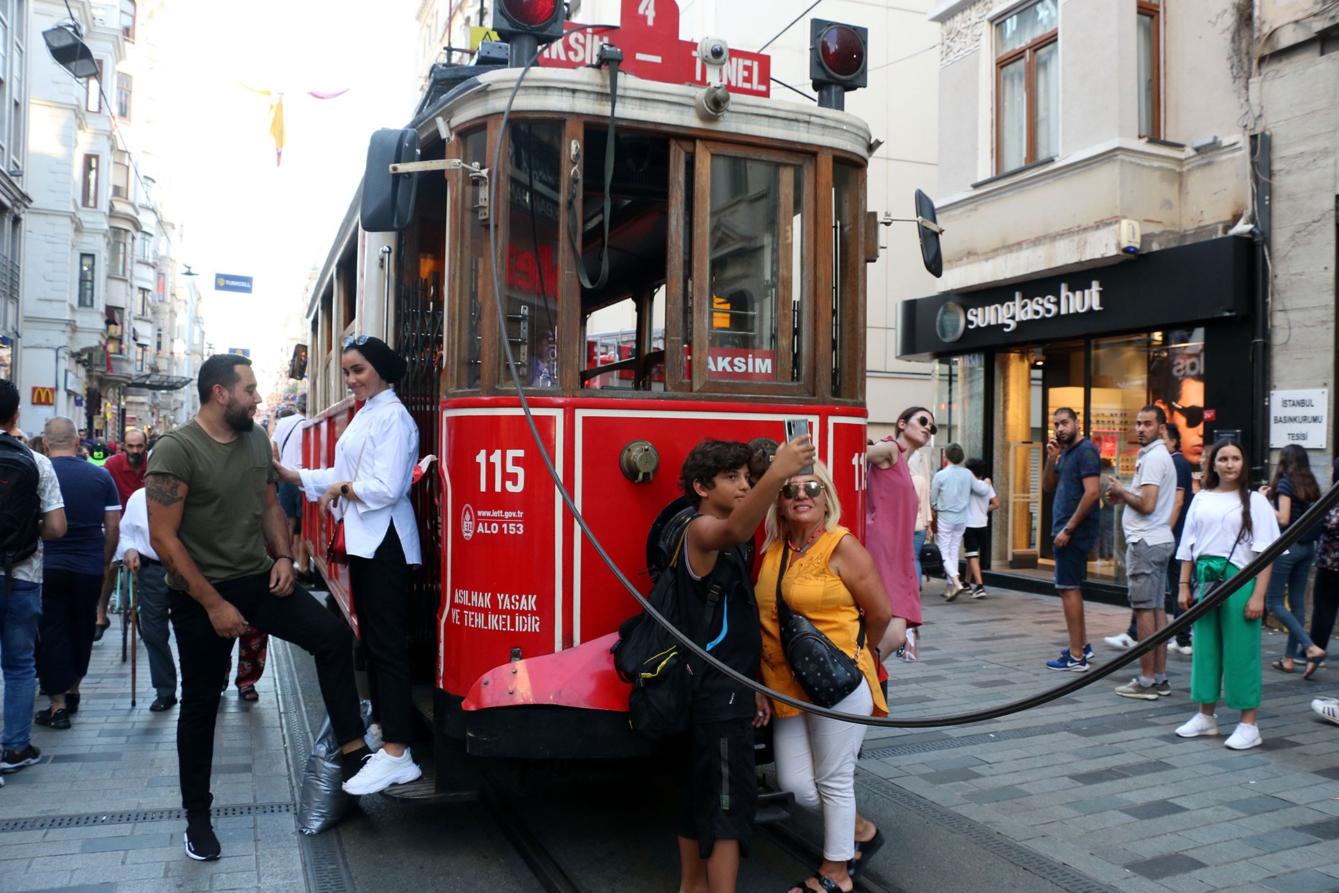 Beyoğlu'da nostaljik tramvayın elektrik kablosu koptu, seferler durdu