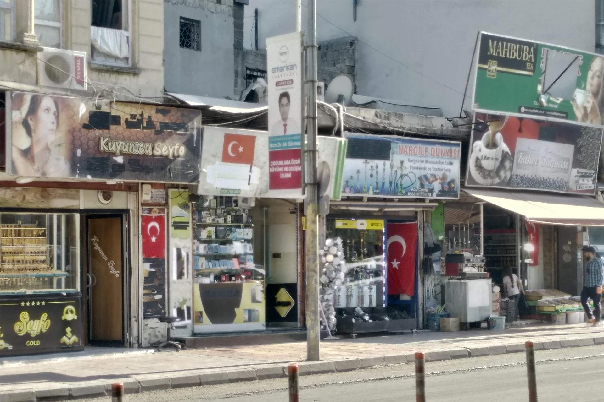 Antep'te Suriyeli mülteciler saldırı olmasın diye Türk bayrağı asıyor