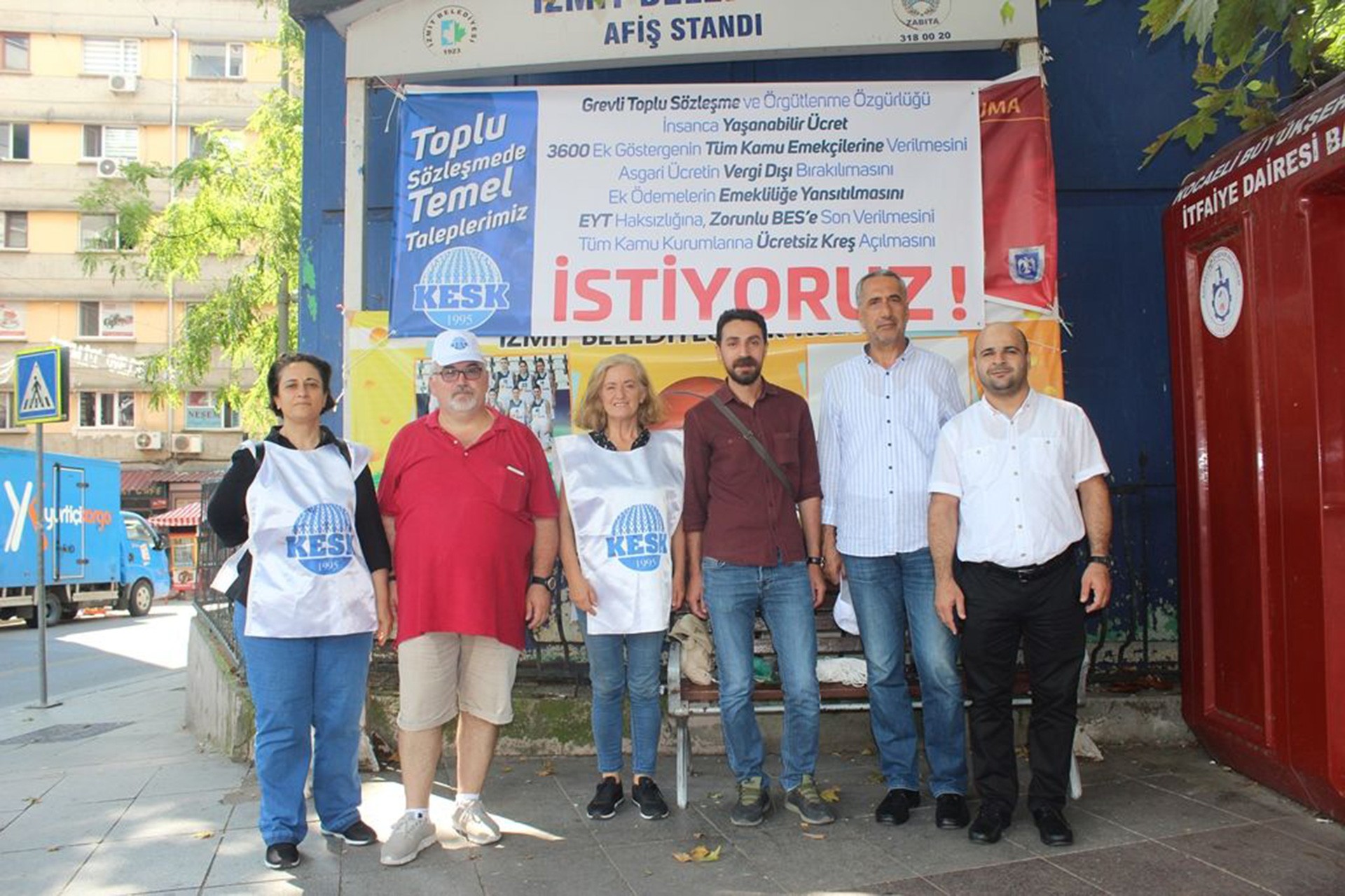 KESK Kocaeli TİS talepleri için pankart astı, bildiri dağıttı