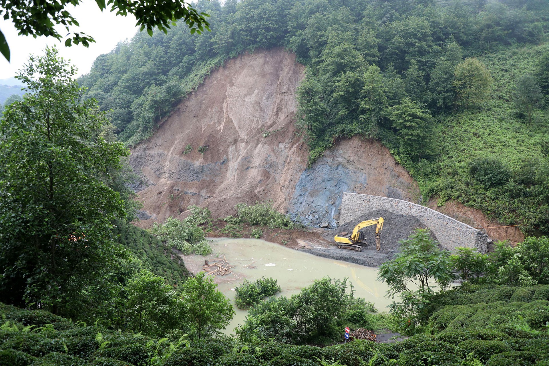 Rize'de sel ve heyelan: Bir kişi kayıp