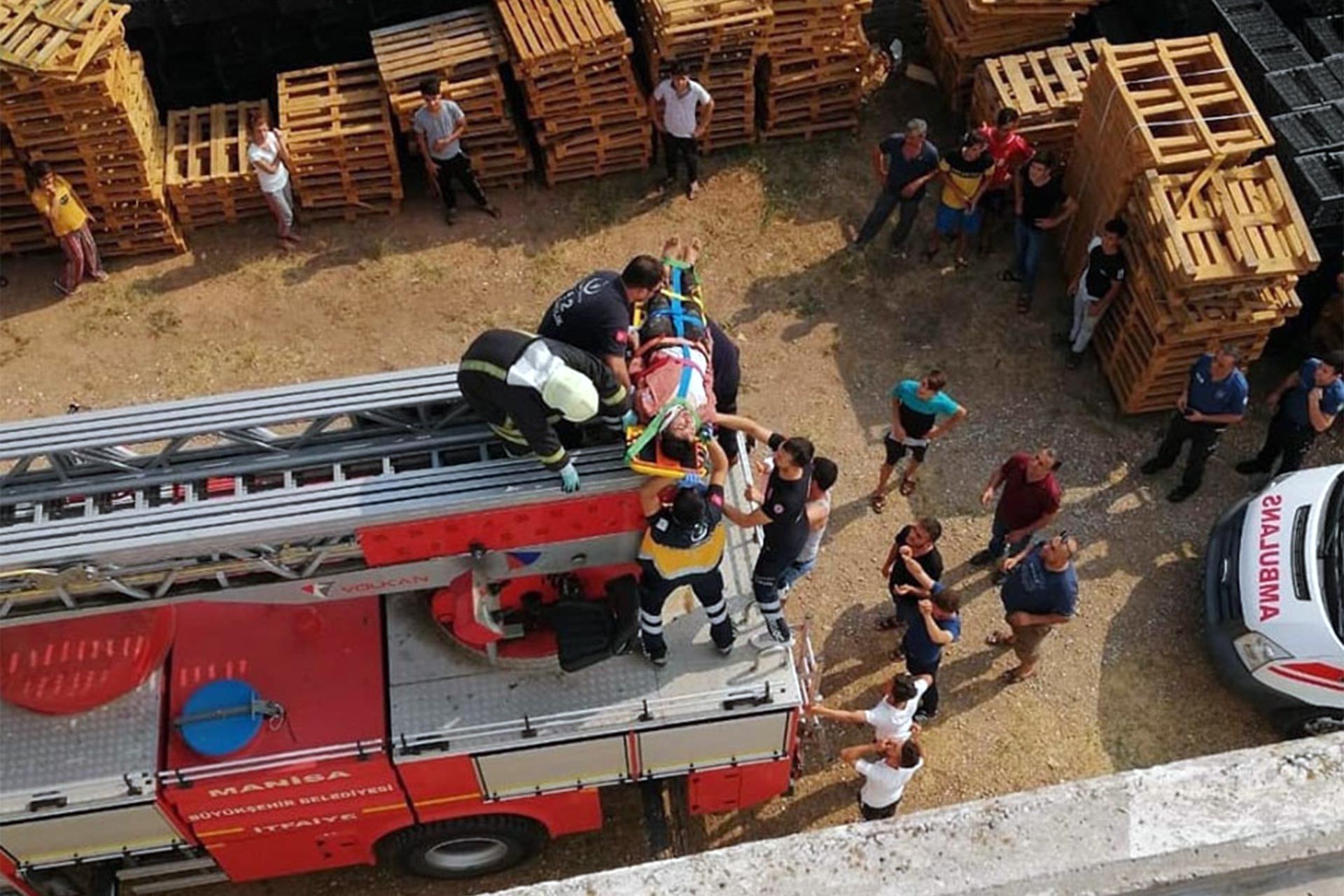 Badana yaparken elektrik akımına kapılarak yaralandı