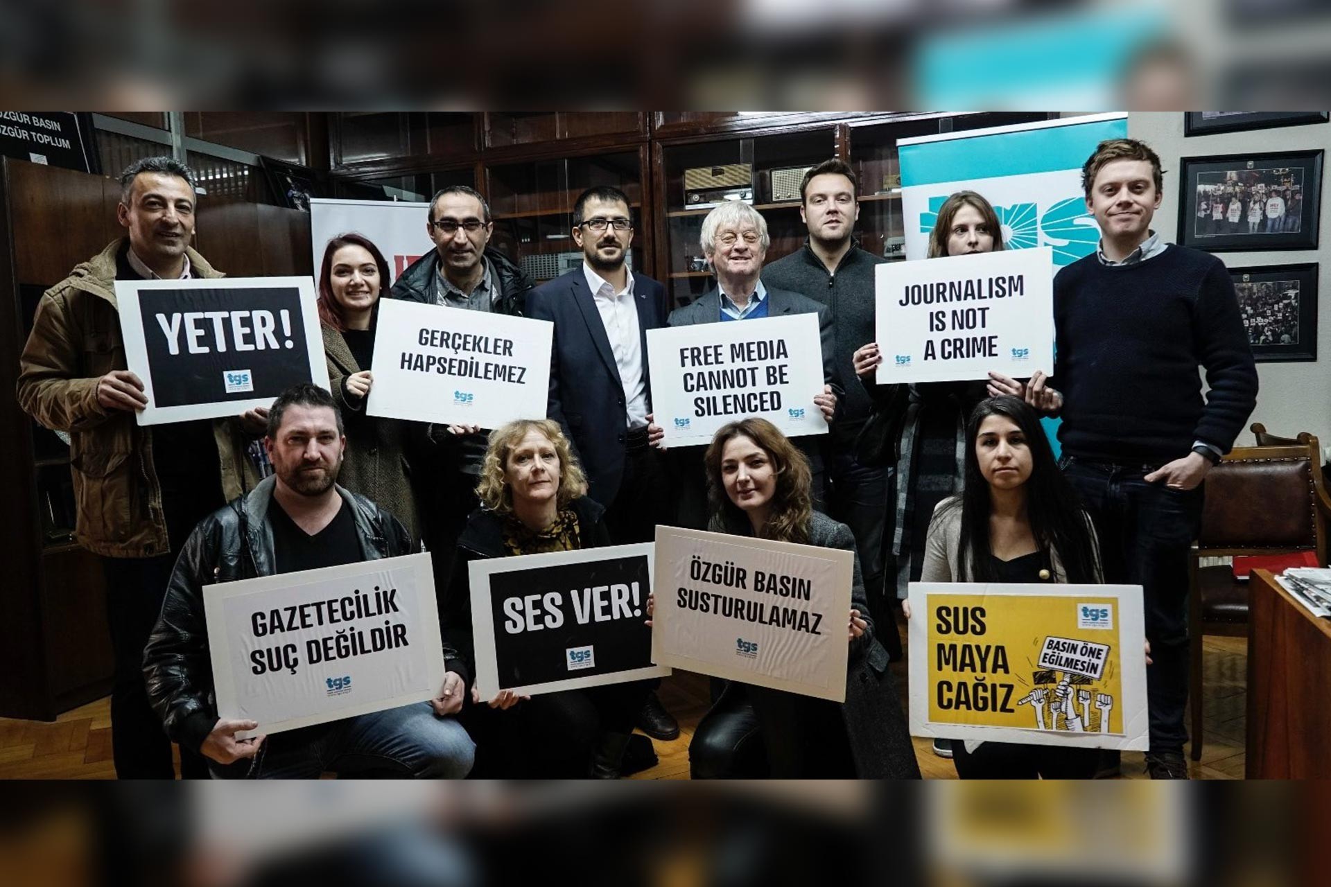 Irkçılık karşıtı mücadelesiyle tanınan Gazeteci Owen Jones saldırıya uğradı