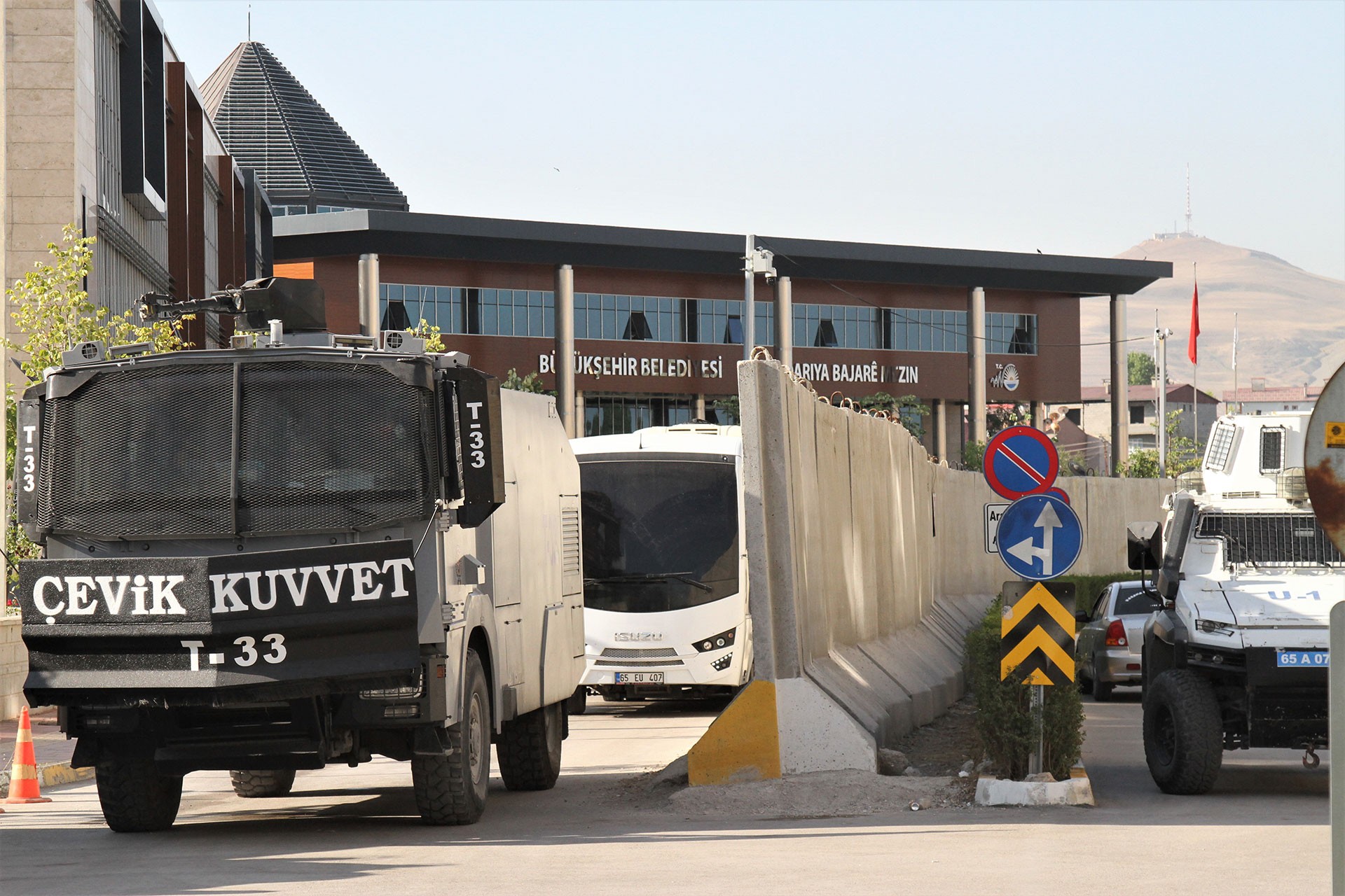 Van kayyumunun ilk işi belediye meclisini fesh etmek oldu