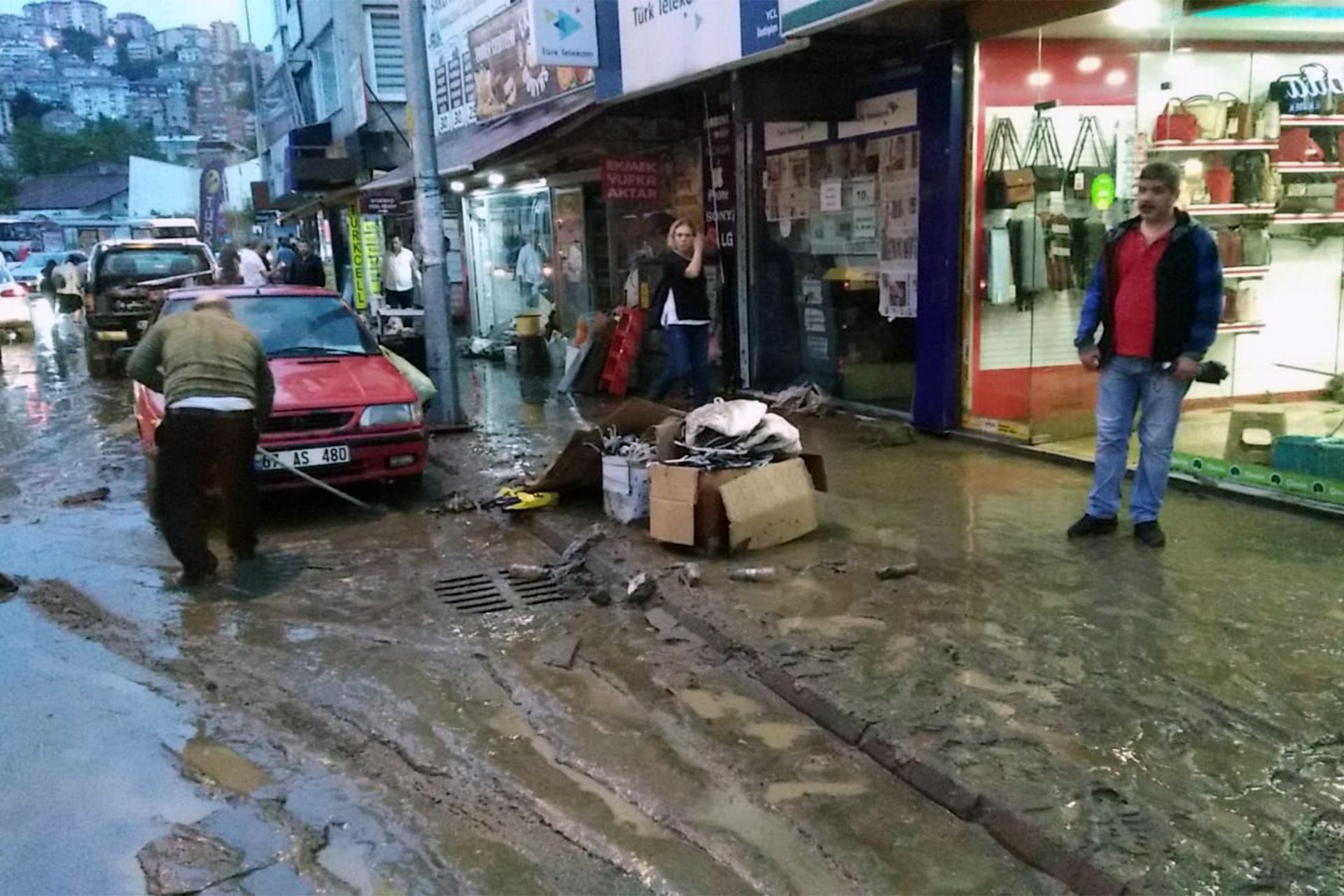 Zonguldak'ta sağanak nedeniyle iş yerlerini su bastı