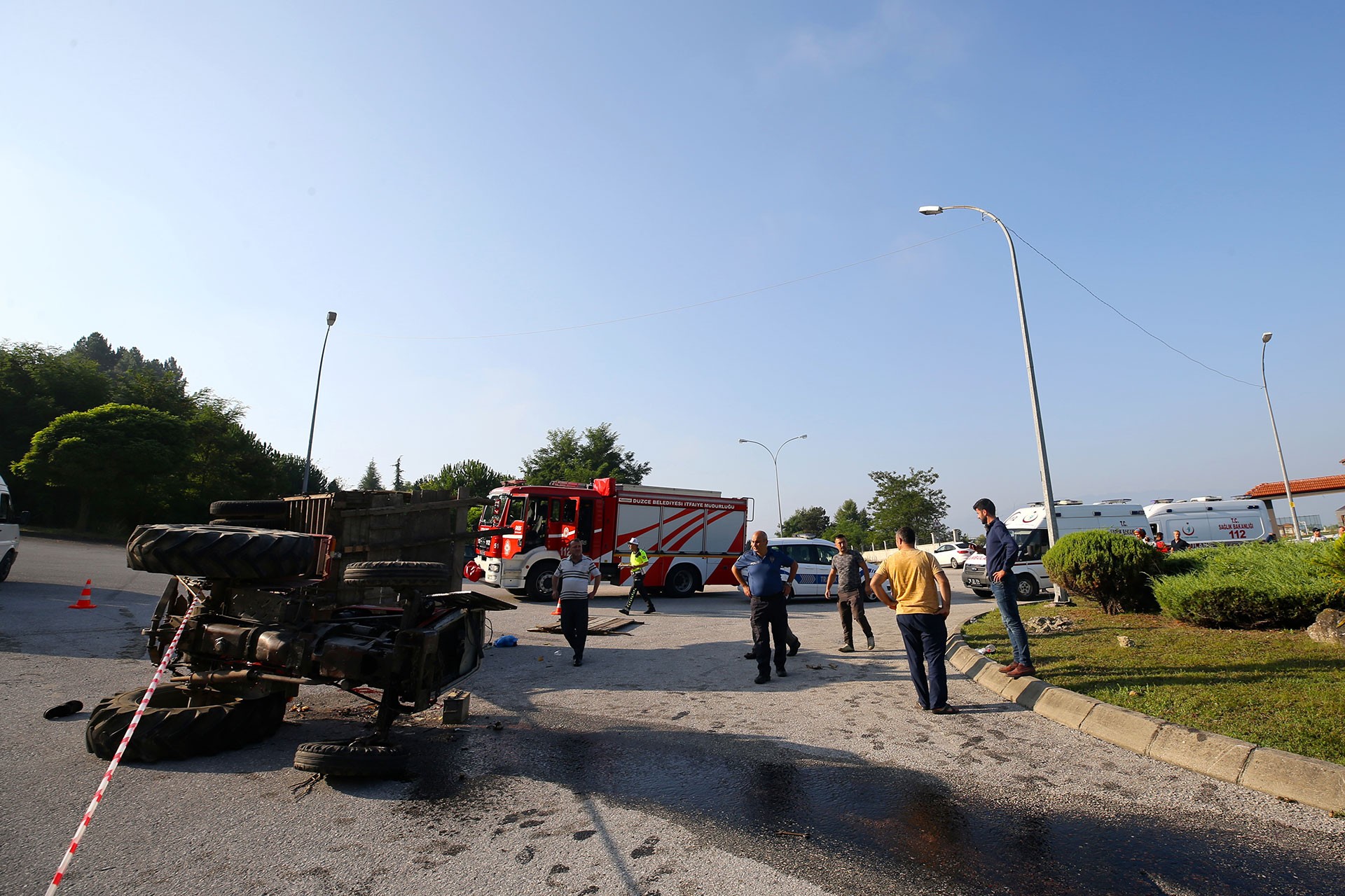 Düzce'de fındık işçilerini taşıyan traktör devrildi: 14 yaralı