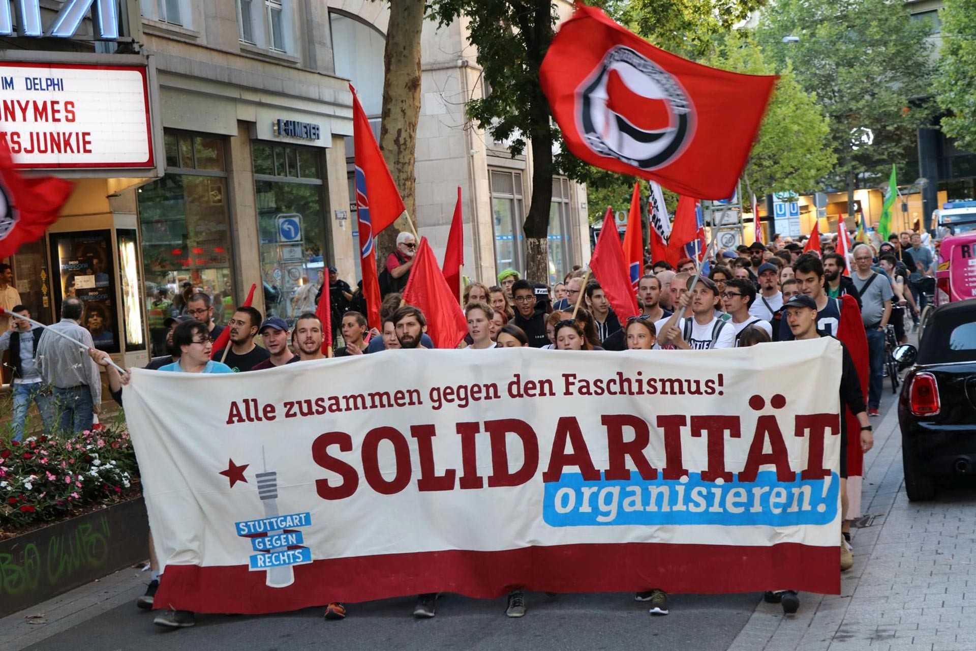 Almanya'da Saksonya ve Brandenburg eyalet seçimlerinde ırkçı partinin güçlenmesine karşı Stuttgart'ta miting ve yürüyüş gerçekleştirildi