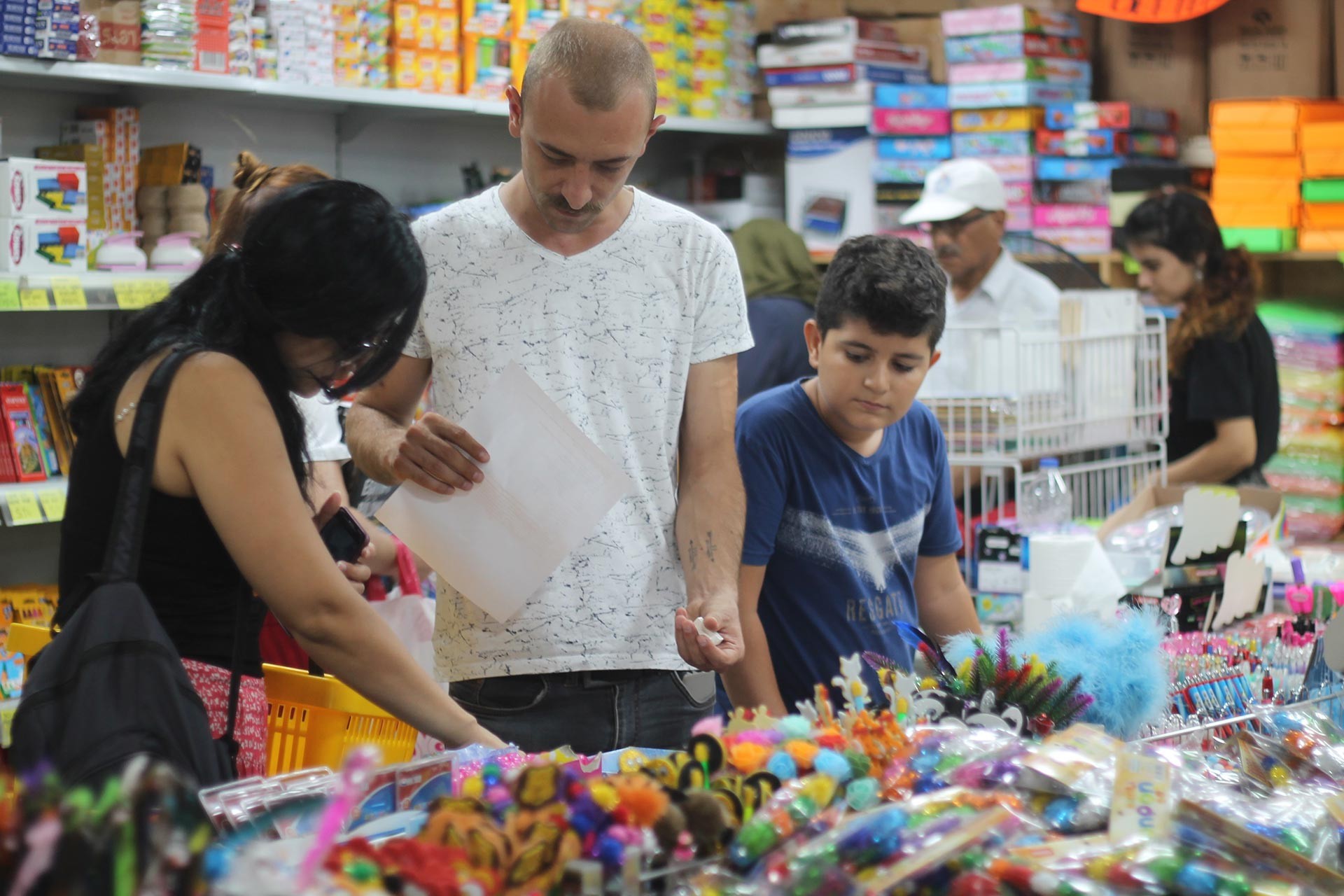 Adana'da okul alışverişi yapan veliler: En ucuzunu bulabilmek için uğraşıyoruz