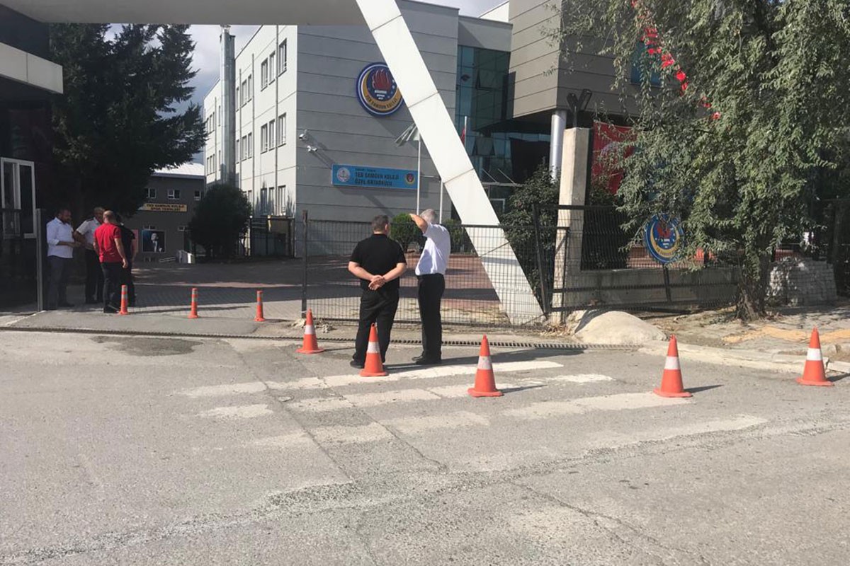 Samsun'da üzerine demir kapı devrilen öğrenci yaralandı