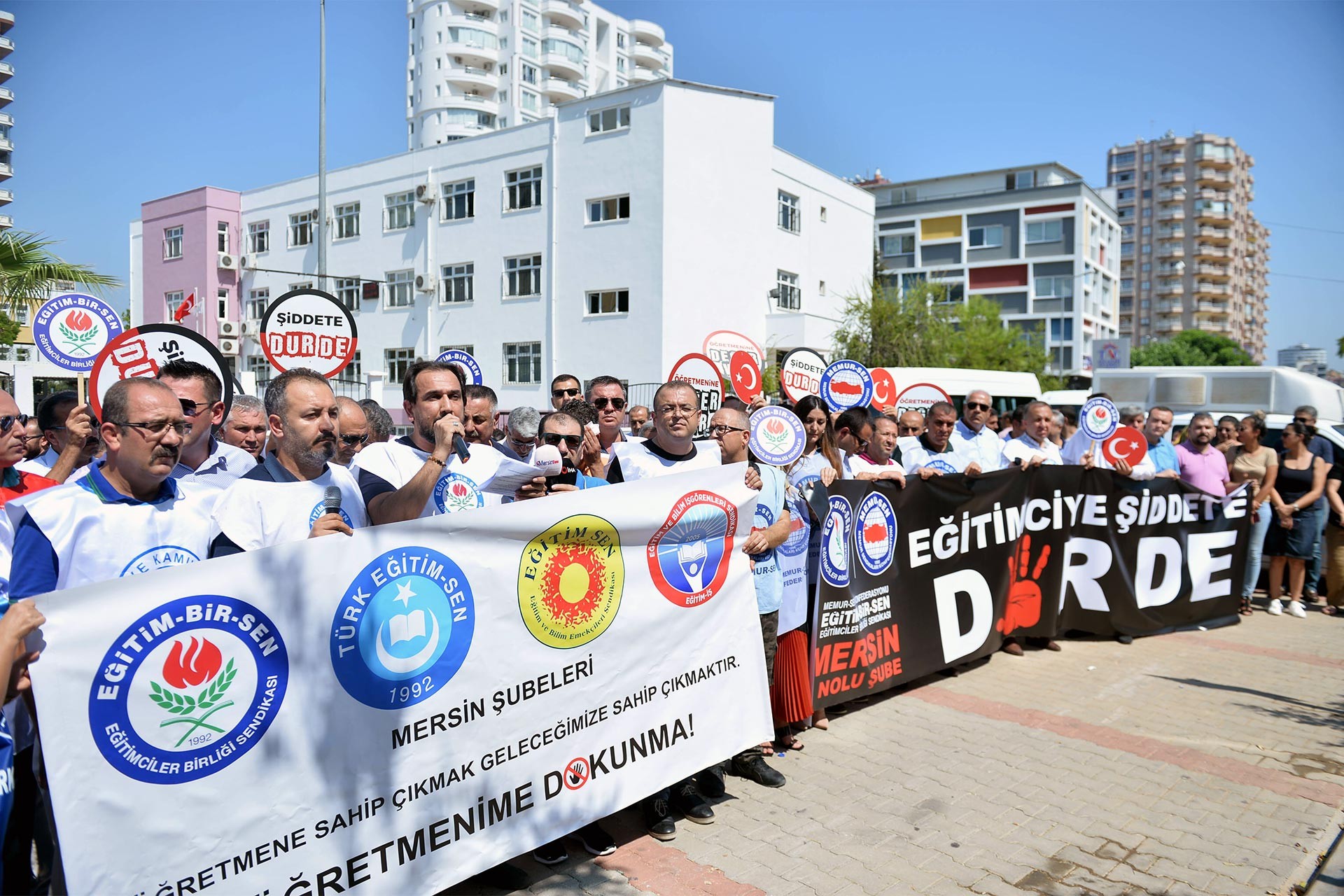 Velinin okul müdürünün kapısını kırması protesto edildi: Şiddete dur de!