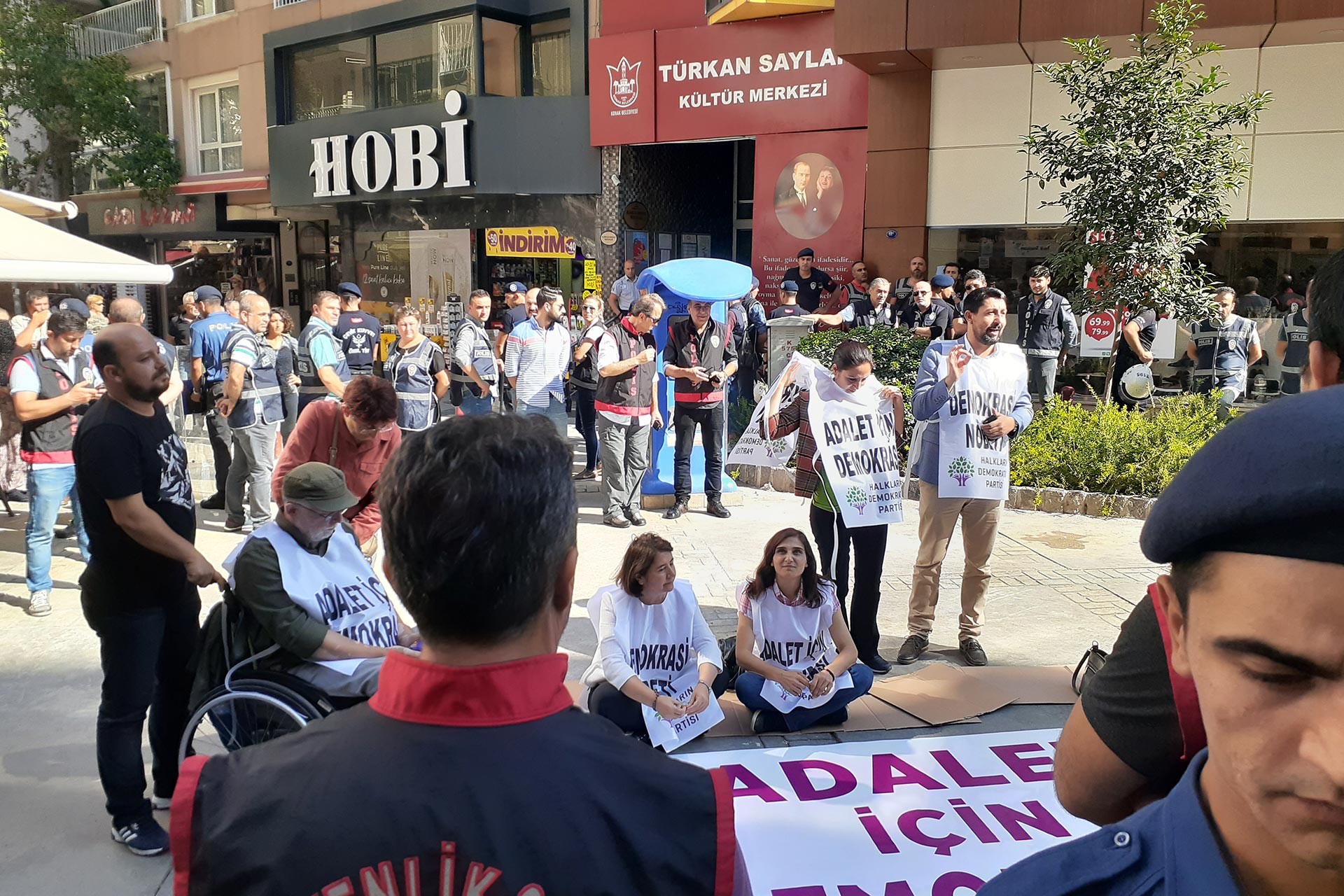 HDP'nin 'Demokrasi Nöbeti'ne İstanbul'da polis saldırısı, İzmir'de polis ablukası