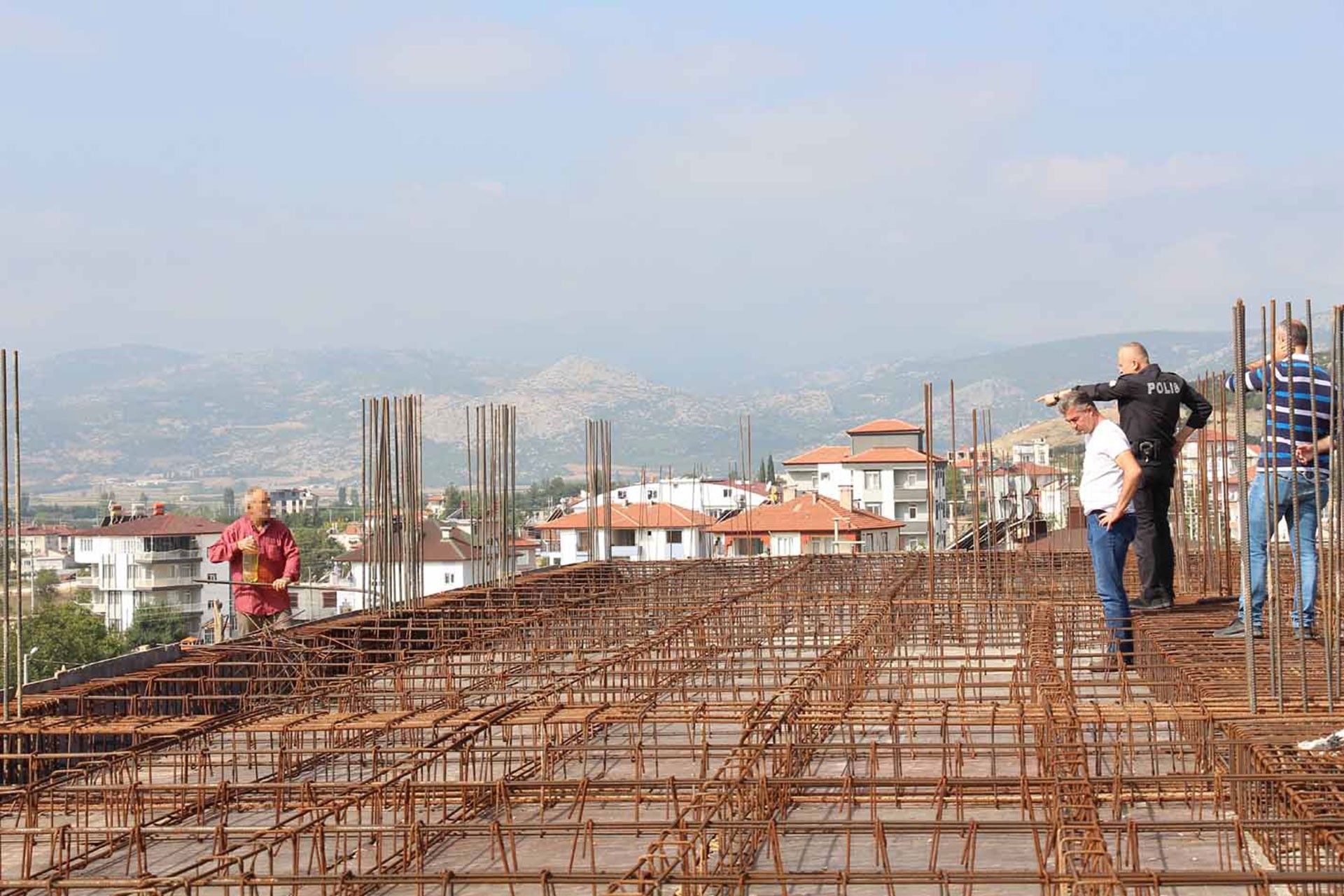 Burdur'da ücreti ödenmeyen işçi inşaatın çatısına çıktı