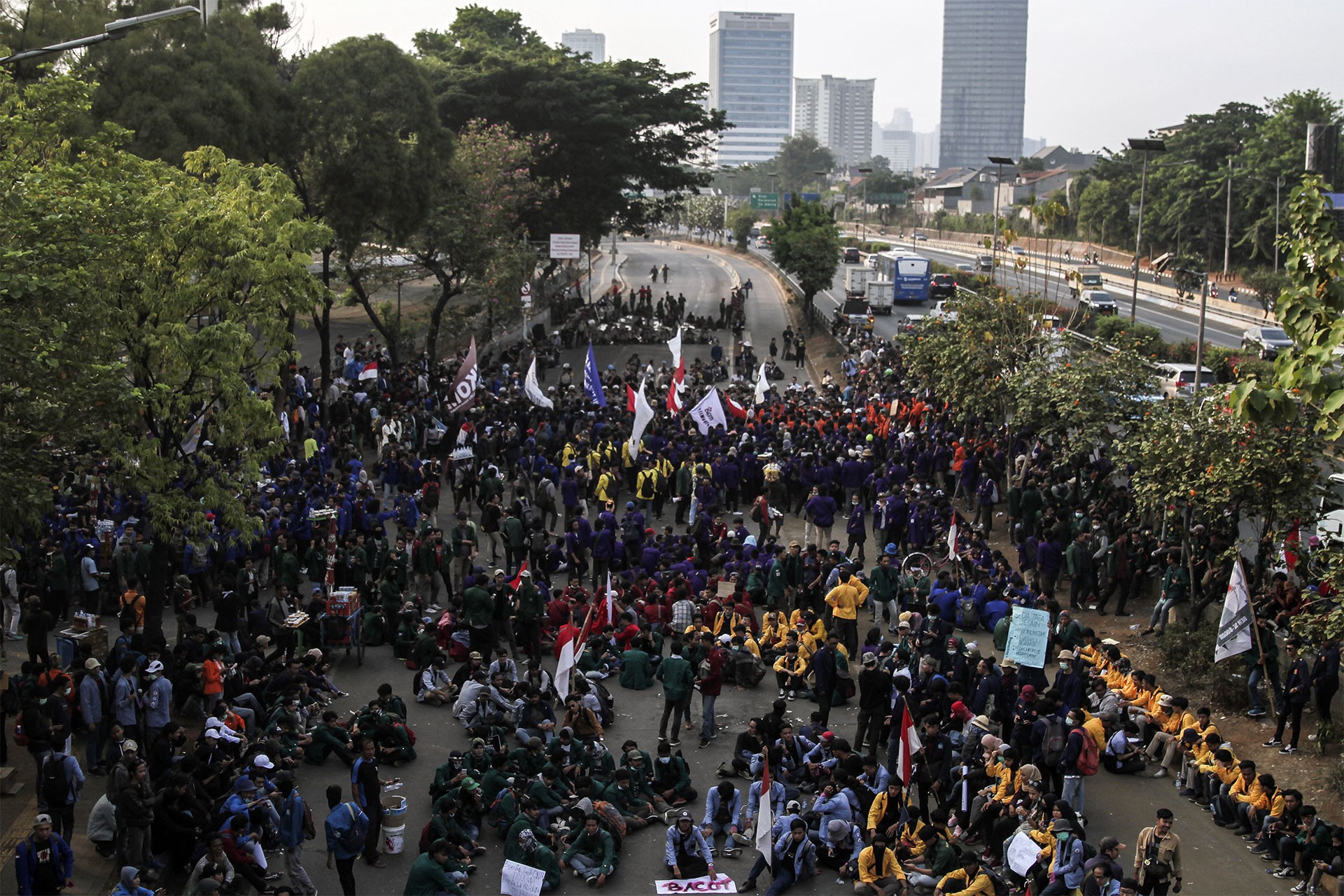 Endonezya'da hükümet protestoları sürüyor