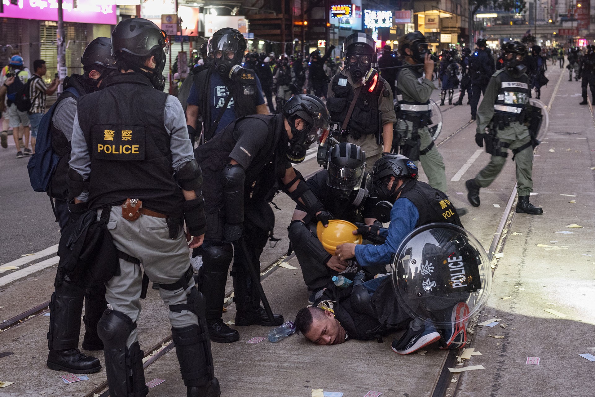 Hong Kong'daki protestoda polis, 18 yaşındaki bir genci silahla vurdu