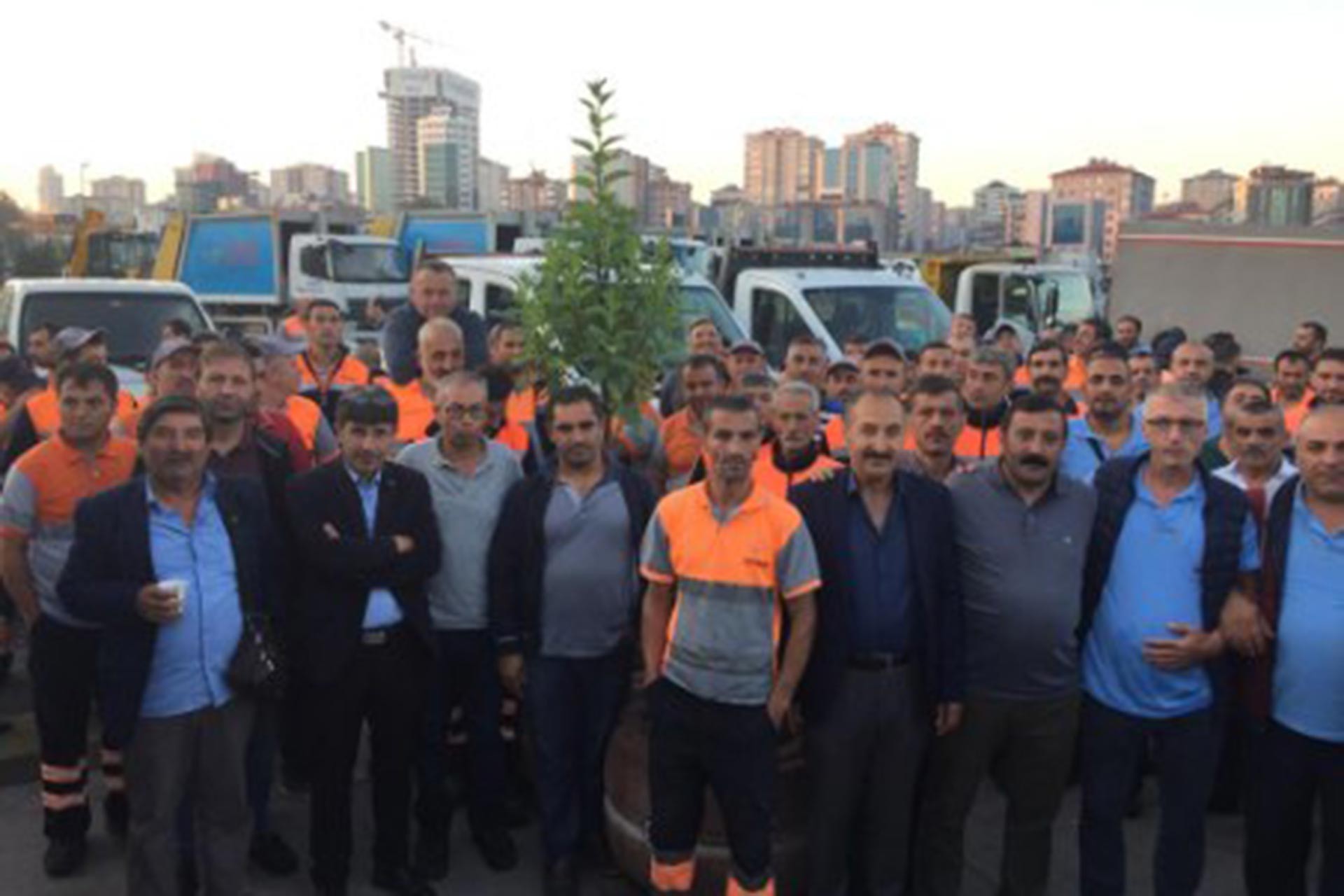 Ataşehir Belediyesi işçileri, ücretlerin geç ödenmesi üzerine işe 2 saat geç başladı