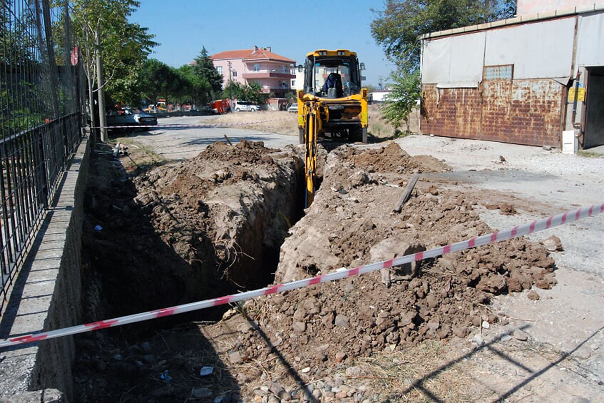 Okulun kanalizasyon bağlantısı unutulmuş