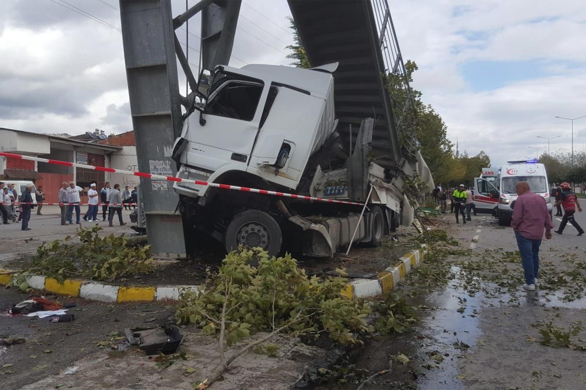 Pamukova’da tır durağa daldı: 2 ölü 4 yaralı