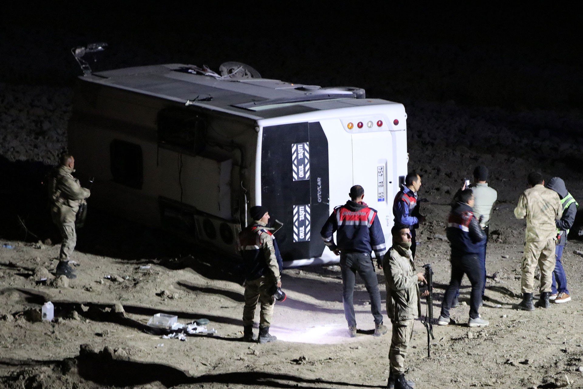 Van'da askerleri taşıyan midibüs devrildi: 26 yaralı