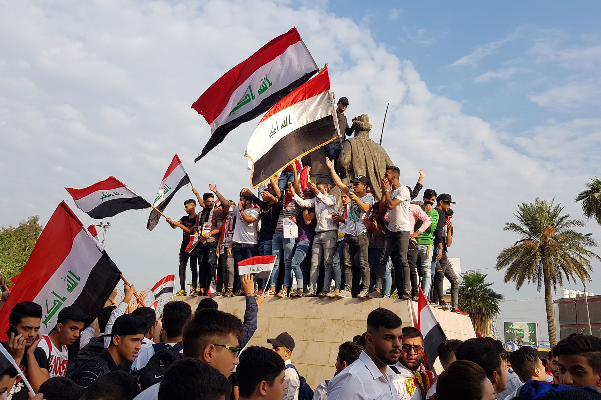 Irak'ta hükümet karşıtı gösteriler büyüyerek sürüyor: Öğretmenler greve çıktı