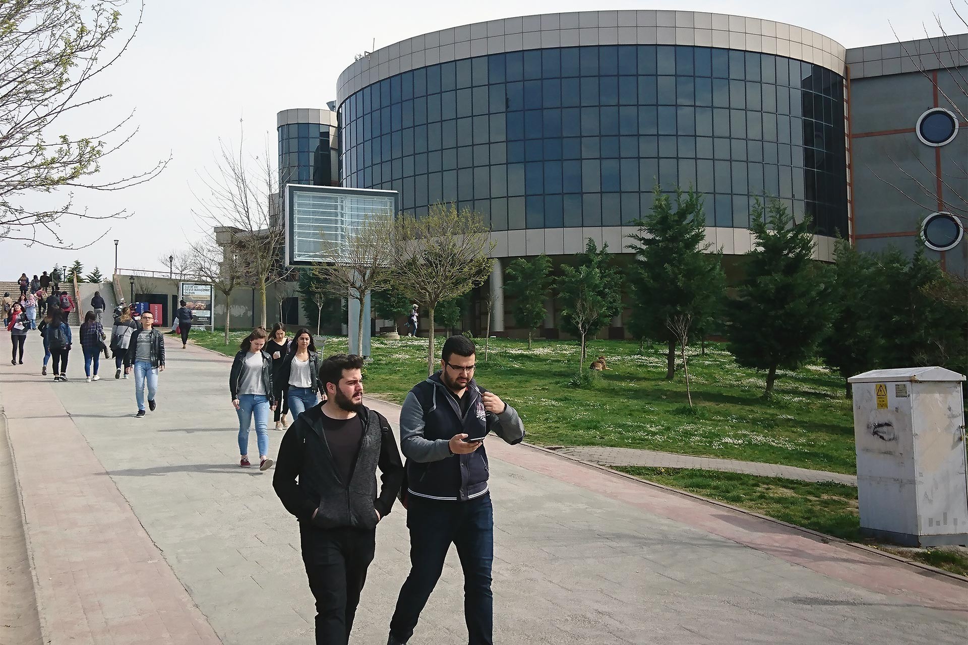 Kocaeli Üniversitesi kampüsünde yürüyen öğrenciler