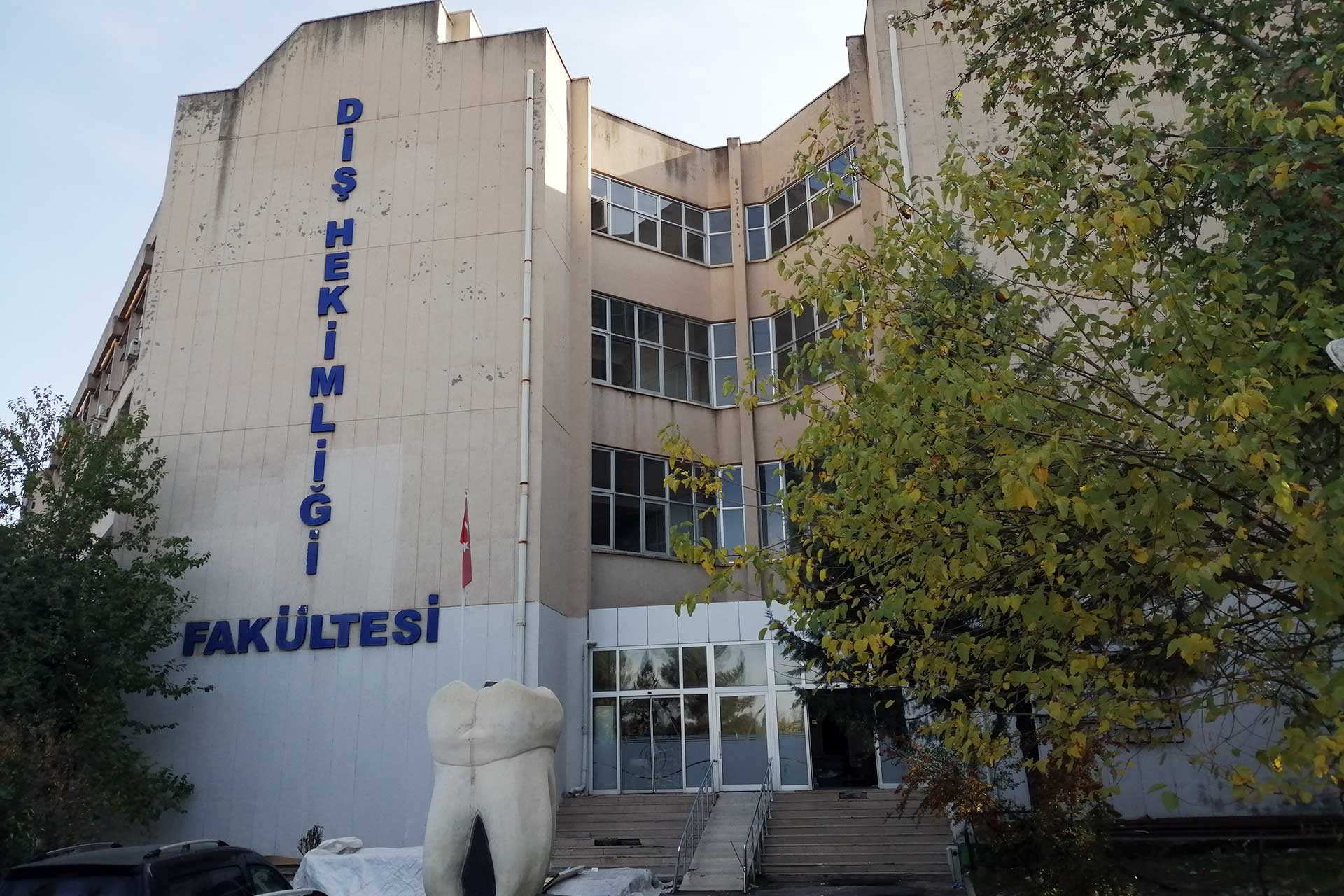 Dicle Üniversitesi Diş Hekimliği Fakültesi binası