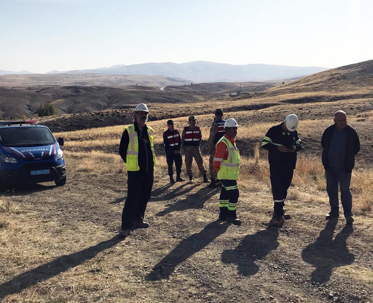 Pınargözü köyünde hukuksuz şekilde altın arama çalışması yapan Bakırtepe şirketinin elemanları ve arkada bekleyen jandarma görevlileri