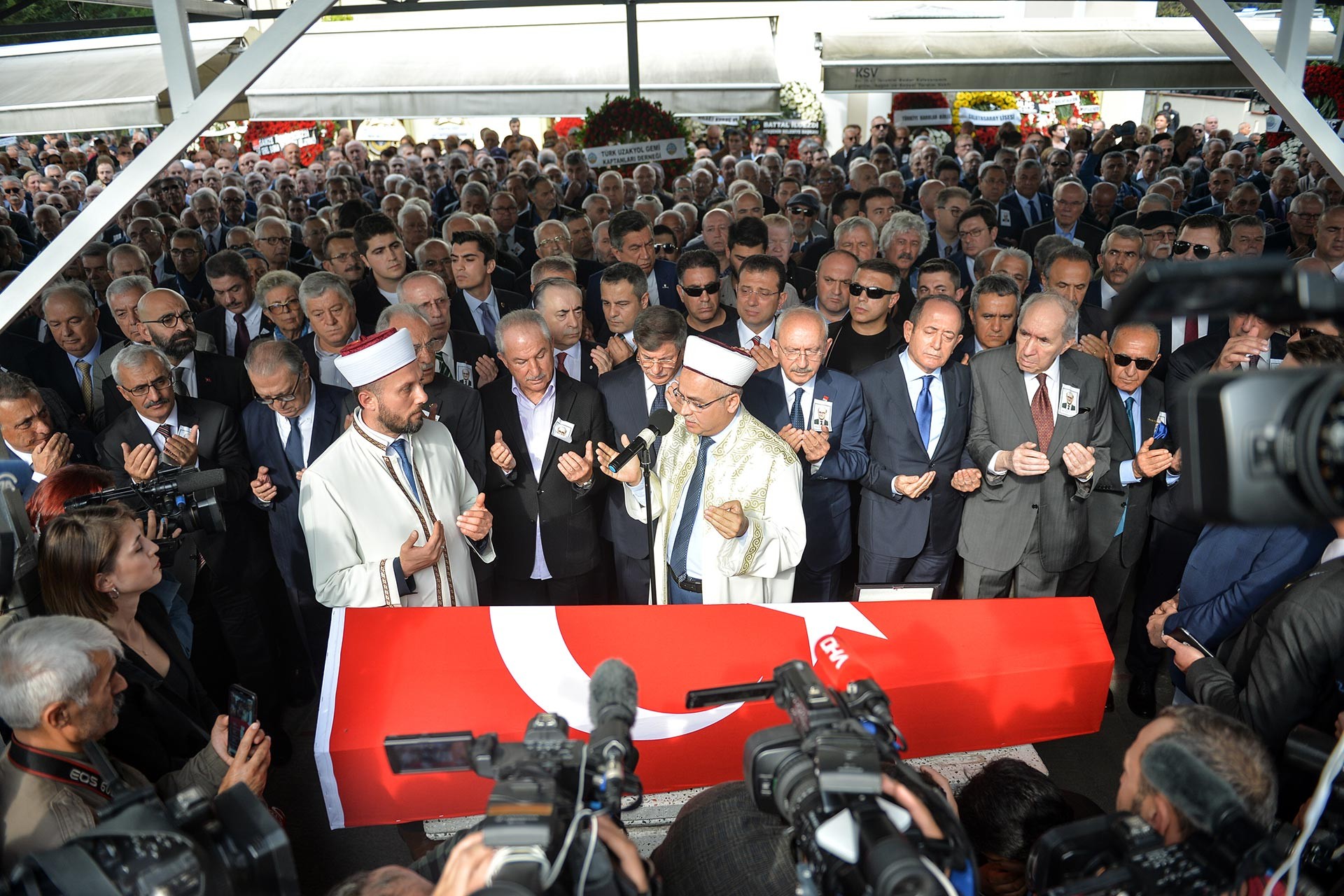 Hayatını kaybeden Mümtaz Soysal'ın cenaze namazı kılınırken