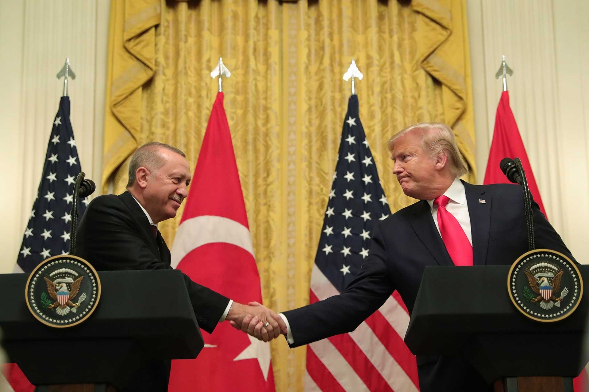Erdoğan ve Trump ortak basın toplantısı düzenlerken el sıkıştı. 