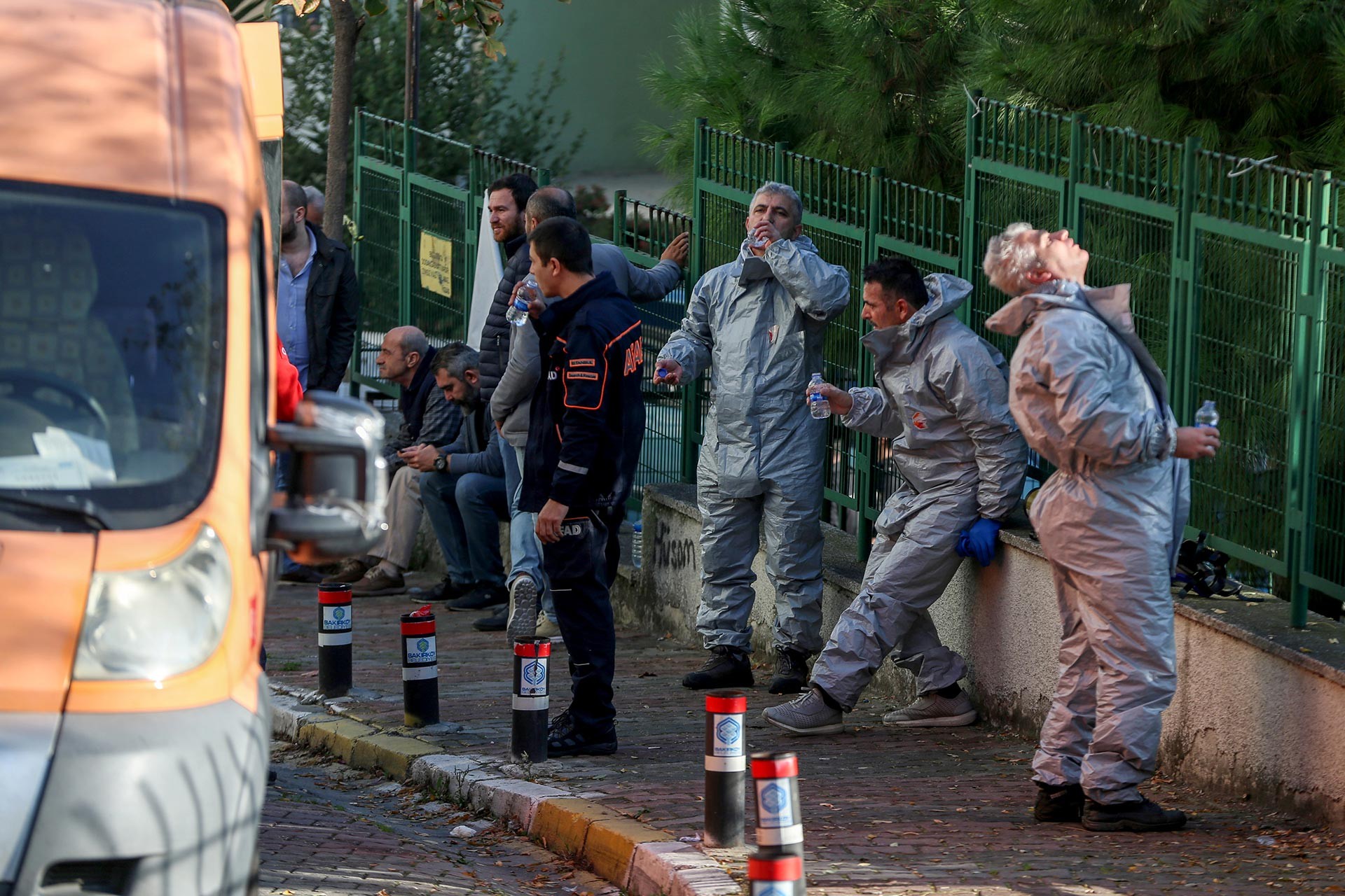 3 kişinin ölü bulunduğu evin önündeki 112 ve AFAD ekipleri