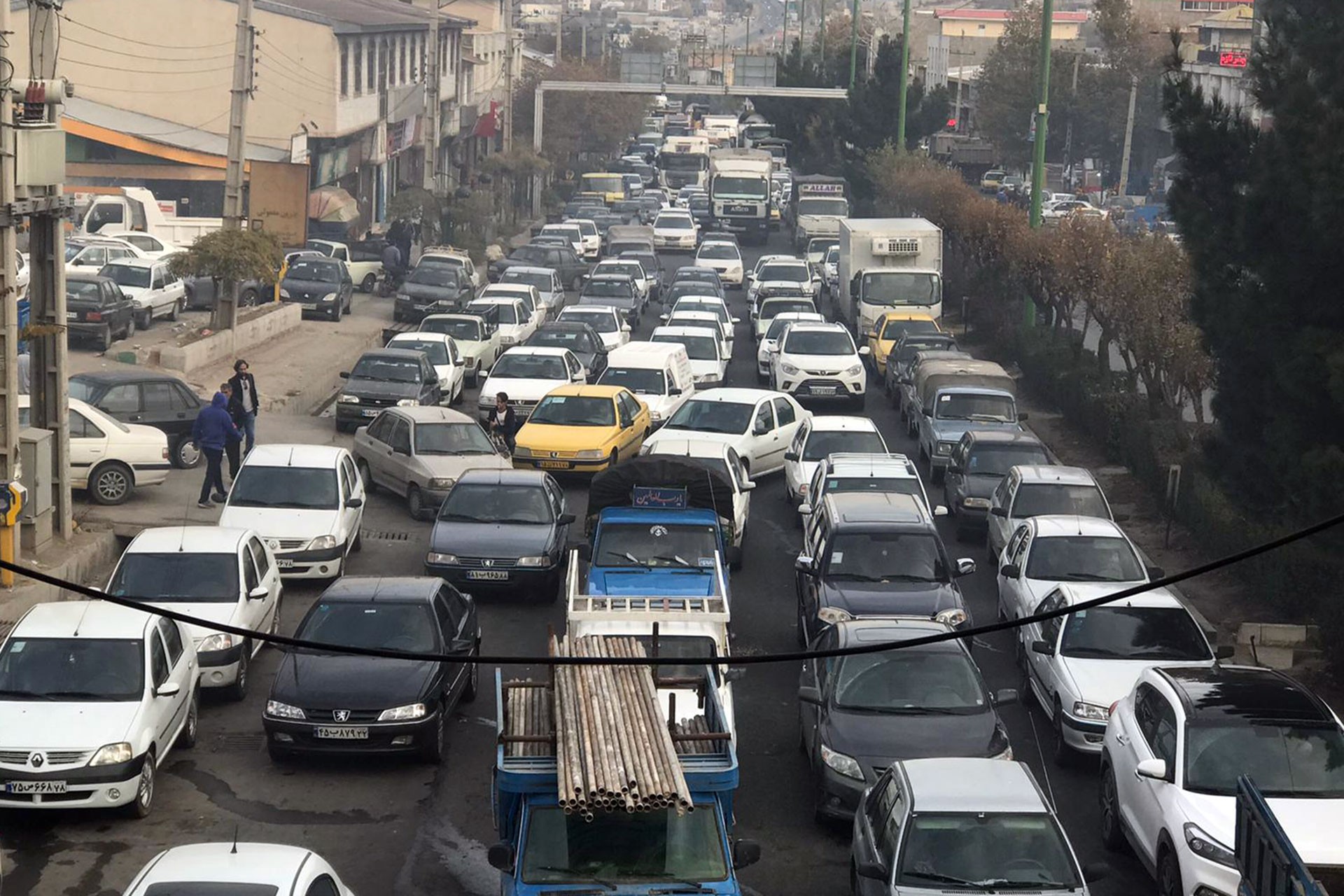 Tahran'daki gösterilerde bazı sürücüler ana yollarda kontak kapatarak trafiği durdurdu. Uzun araç kuyrukları oluştu.