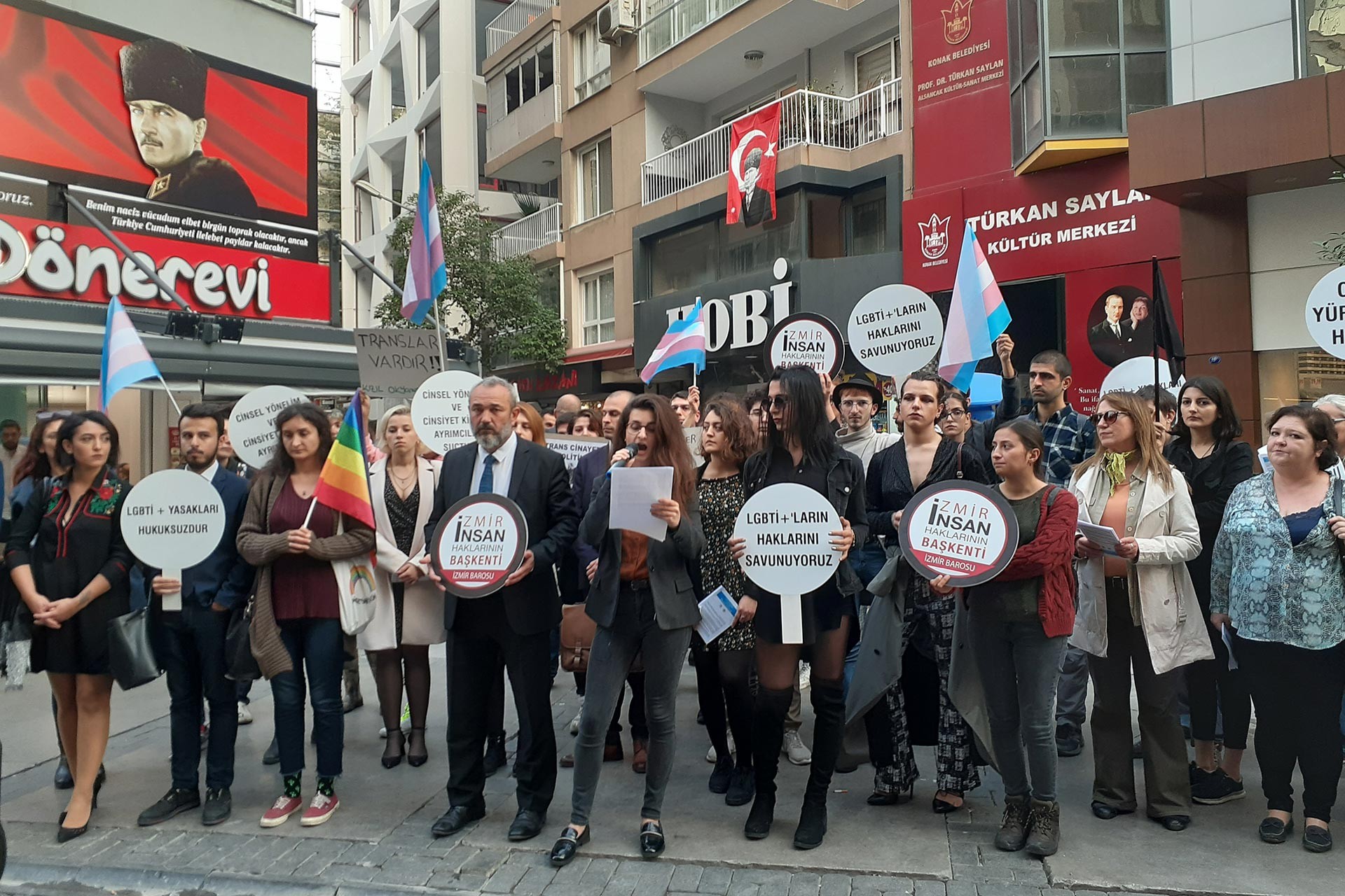 İzmir Barosu üyeleri, Nefret Suçu Mağduru Transları Anma Günü dolayısıyla Alsancak Türkan Saylan Kültür Merkezi önünde basın açıklaması yaparken