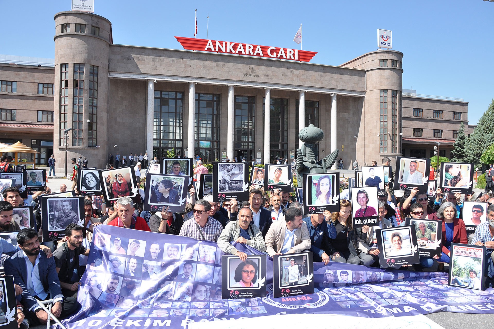 Ankara Garı önünde 10 Ekim Ankara Katliamı anması