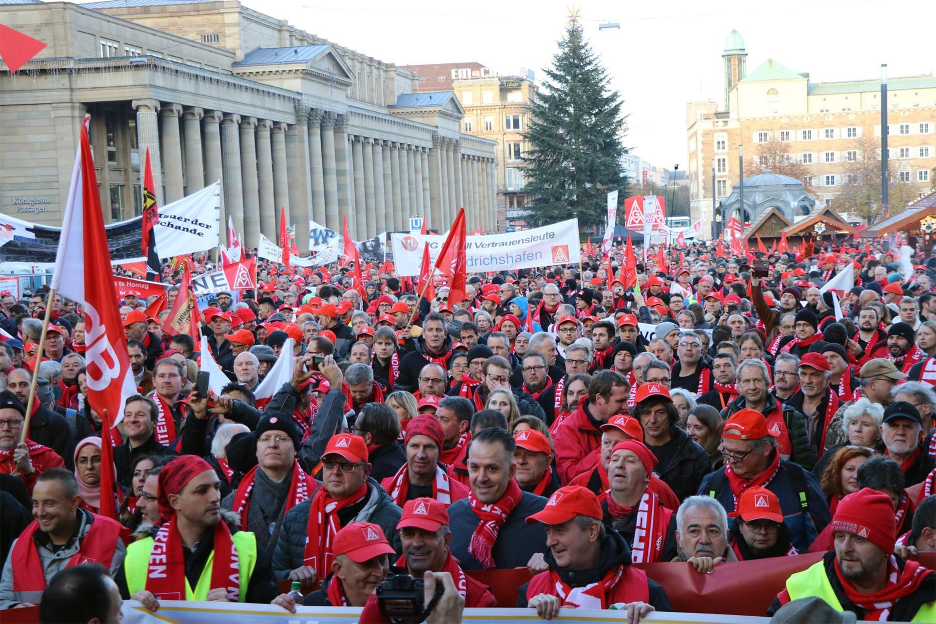 Almanya'da işten atmalara karşı miting düzenleyen metal işçileri