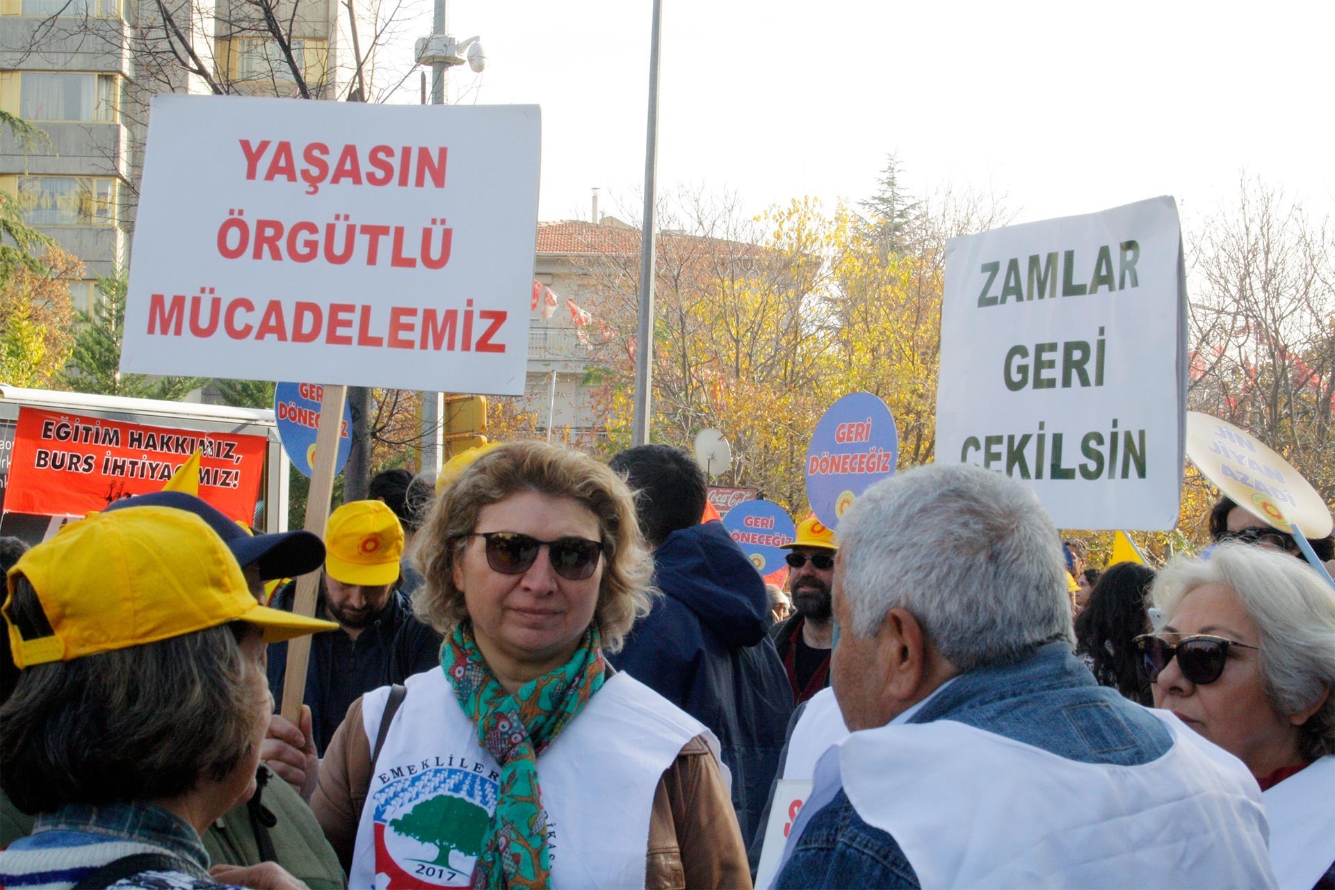 'Zamlar geri alınsın' ve 'Yaşasın örgütlü mücadelemiz' yazılı dövizler taşıyan eğitim emekçileri