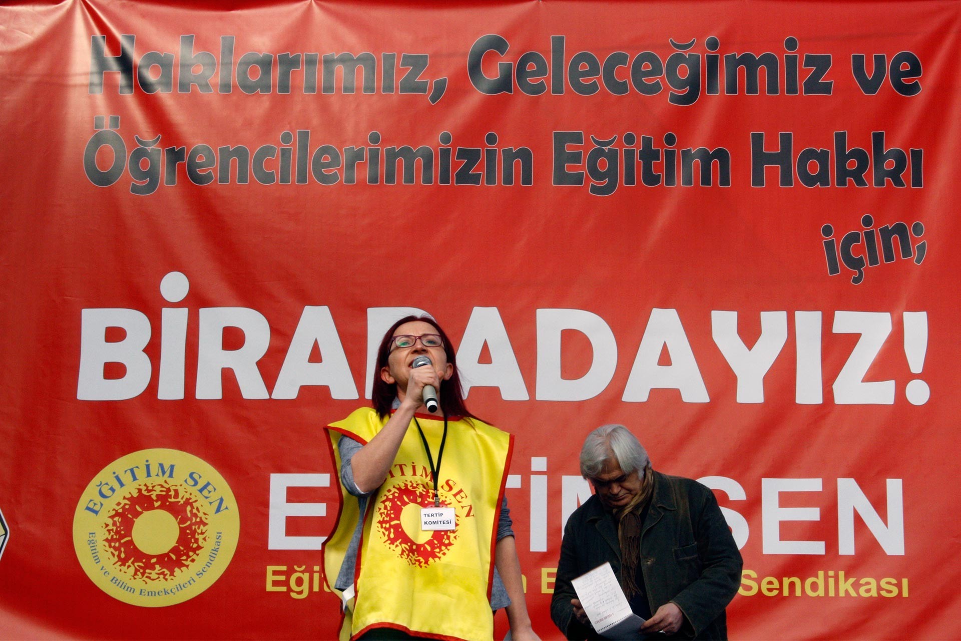 Eğitim Sen Genel Başkanı Feray Aytekin Aydoğan 'Haklarımız, Geleceğimiz ve Öğrencilerimizin Eğitim Hakkı İçin Buradayız' yazılı pankart önünde miting konuşmasını yaparken